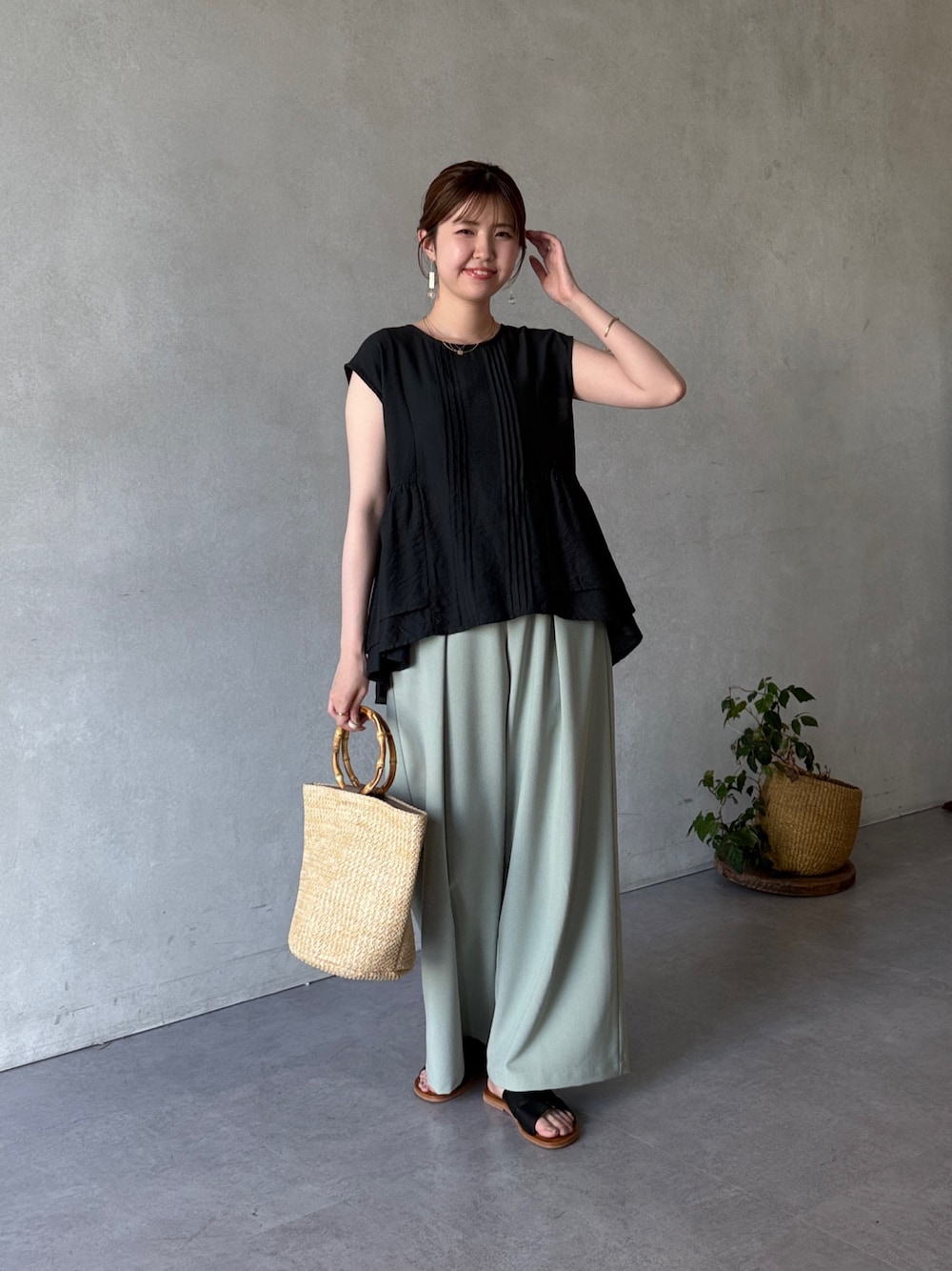 「サンダル、きれいめカジュアル、休日スタイル、お出かけコーデ、低身長コーデ、トートバッグ、夏ファッション、パンツコーデ、大人女子、ぺプラムトップス、ぺプラム、ペプラムブラウス、タックパンツ、黒ブラウス」｜「Chez toiのピンタックペプラムブラウス（シャツ/ブラウス、ブラック系）」を使った、manakaさん（レディース・155cm）の春コーディネートの1枚目の写真