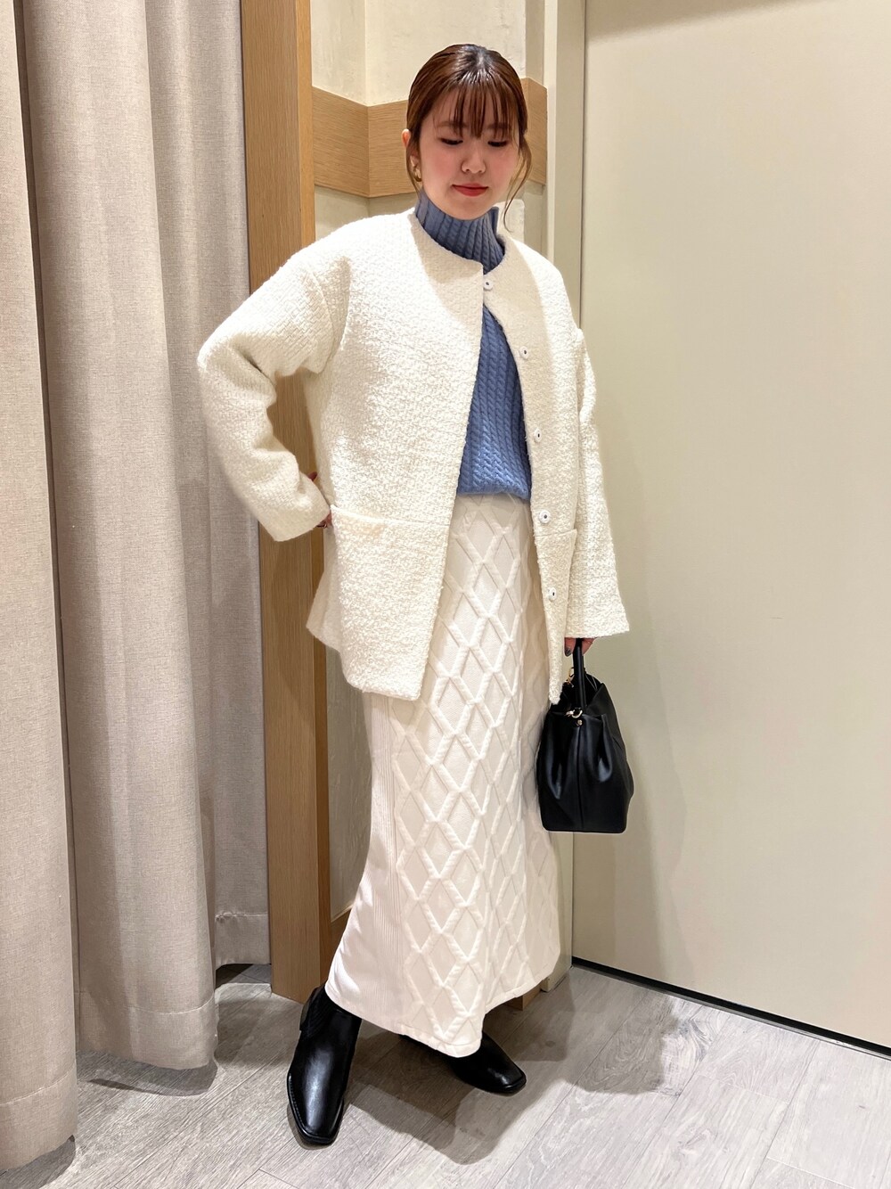 「ホワイトコーデ、クリスマスに着たい服、レイヤードスタイル、マイベストコーデ2022、休日スタイル、きれいめカジュアル、ニット、冬コーデ、ブーツスタイル、おしゃれさんと繋がりたい、プチプラコーデ、オトナ女子、カジュアルコーデ、低身長」｜「Chez toiのケーブル編みスタンドネックプルオーバー（ニット/セーター、ブルー系）」を使った、manakaさん（レディース・155cm）の冬コーディネートの1枚目の写真