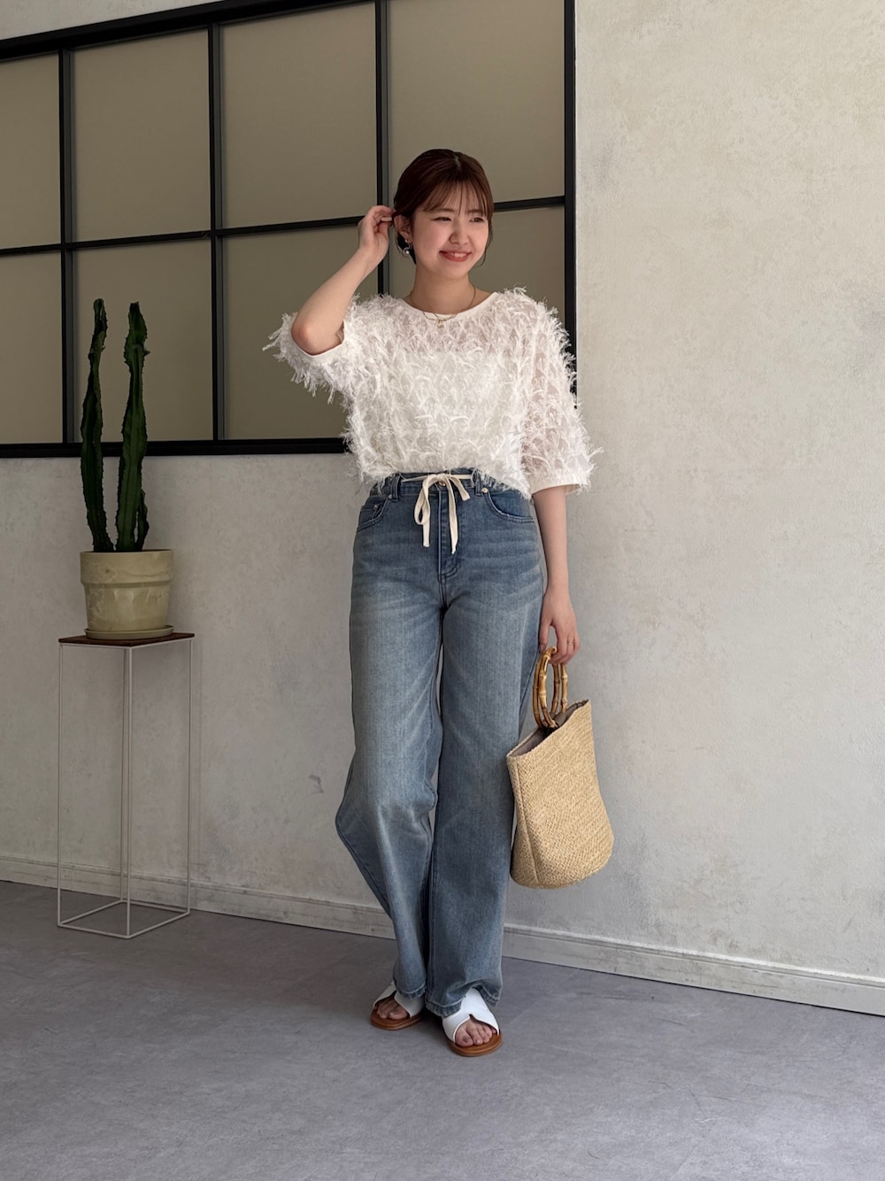 「最近のいい感じコーデ、大人カジュアル、春夏コーデ、きれいめカジュアル、休日スタイル、デニム、シアートップス、お出かけコーデ、サンダル、低身長コーデ、夏ファッション、オトナ女子、カジュアルスタイル、オトナカワイイ、フリンジ」｜「Chez toiのウエスト紐ワイドストレートデニム（デニムパンツ、ブルー系）」を使った、manakaさん（レディース・155cm）の春コーディネートの1枚目の写真
