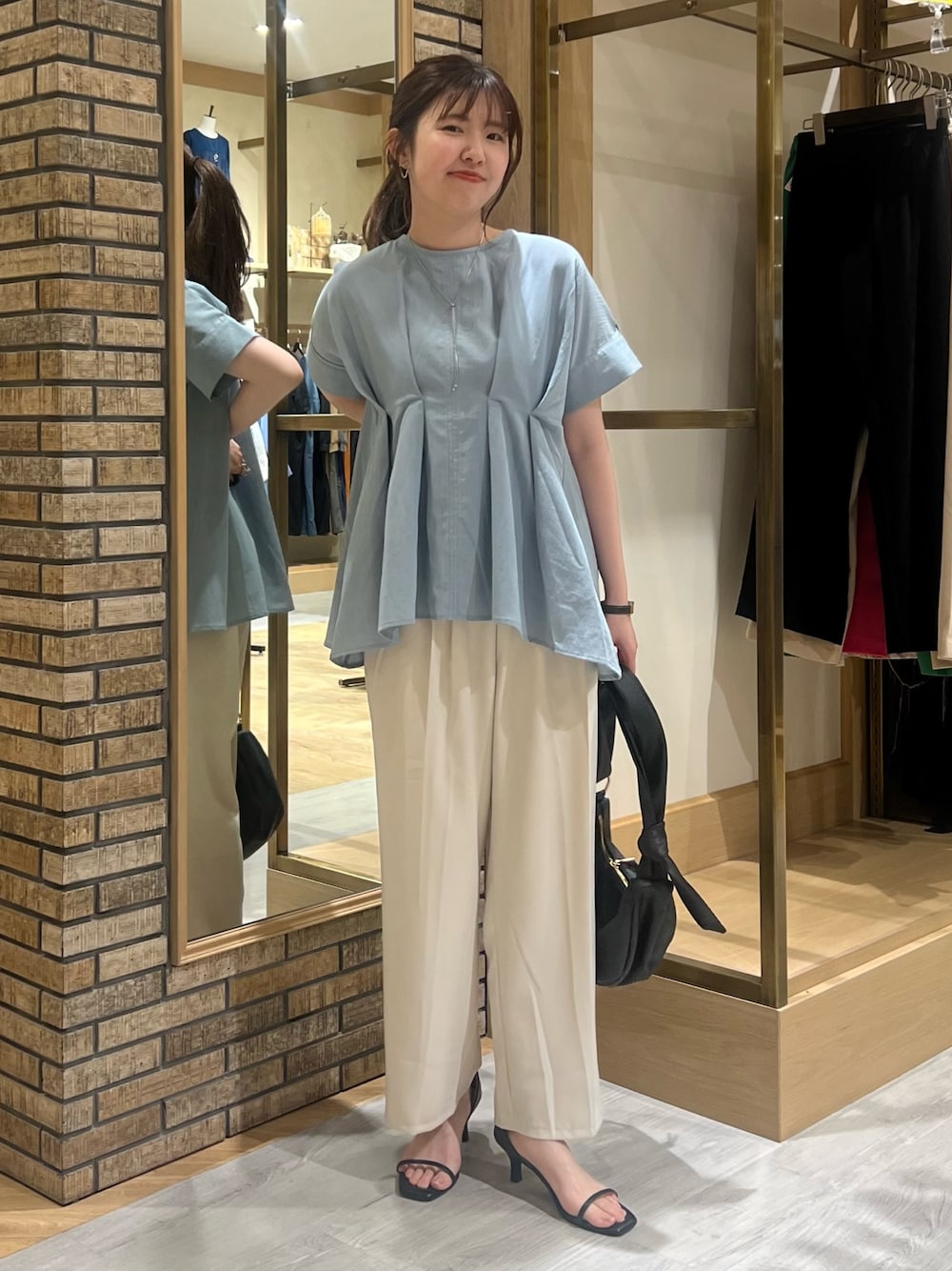 「きれいめカジュアル、春夏コーデ、ブラウス、休日スタイル、低身長コーデ、白パンツ、ペプラムブラウス、ぺプラムトップス、体型カバー、着痩せ・細見え、パンツスタイル、サンダル、ブルー、骨格ストレート」｜「Chez toiの【マイナス3キロ見え】ウエストタックペプラムブラウス（シャツ/ブラウス、ブルー系）」を使った、manakaさん（レディース・155cm）の春コーディネートの1枚目の写真