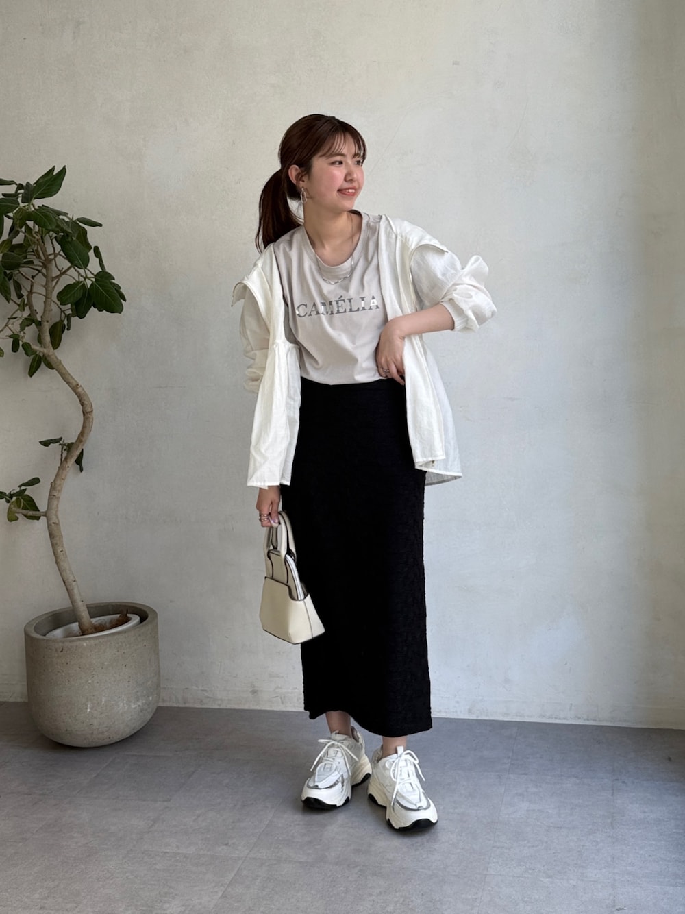 「最近のいい感じコーデ、大人カジュアル、春夏コーデ、休日スタイル、スニーカー、お出かけコーデ、低身長コーデ、オトナカワイイ、タイトスカート、ぺプラム、シアー、シアーブルゾン、ブルゾン、黒スカート」｜「Chez toiのシアーペプラムブルゾン（ブルゾン、ホワイト系）」を使った、manakaさん（レディース・155cm）の春コーディネートの1枚目の写真