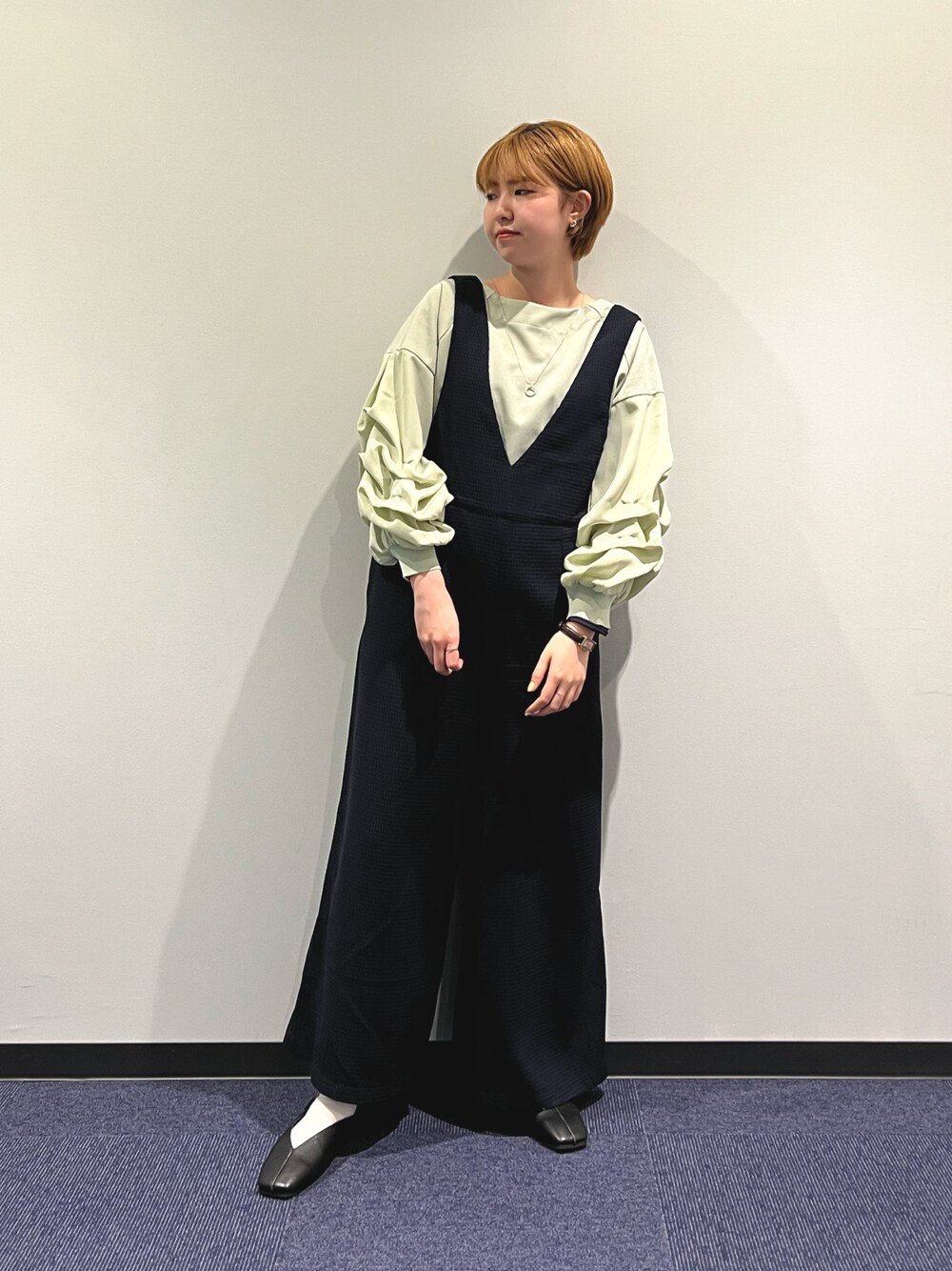「オールインワン、ワッフル、布帛、ホイップスリーブ、ブラウス、オトナ女子、アウトレット」｜「Chez toiの布帛ワッフルオールインワン（ワンピース、ブルー系）」を使った、manakaさん（レディース・155cm）の冬コーディネートの1枚目の写真