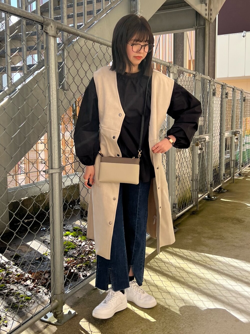 「シンプルコーデ、きれいめカジュアル、春アウター、プチプラ、春服みてみて、休日スタイル、メガネ女子、春服デビュー宣言、デニム、ジレ、ブラウス、ブラック、スニーカー、スニーカーコーデ、低身長」｜「Chez toiの2WAYスリーブボトルネックブラウス（シャツ/ブラウス、ブラック系）」を使った、manakaさん（レディース・155cm）の春コーディネートの1枚目の写真