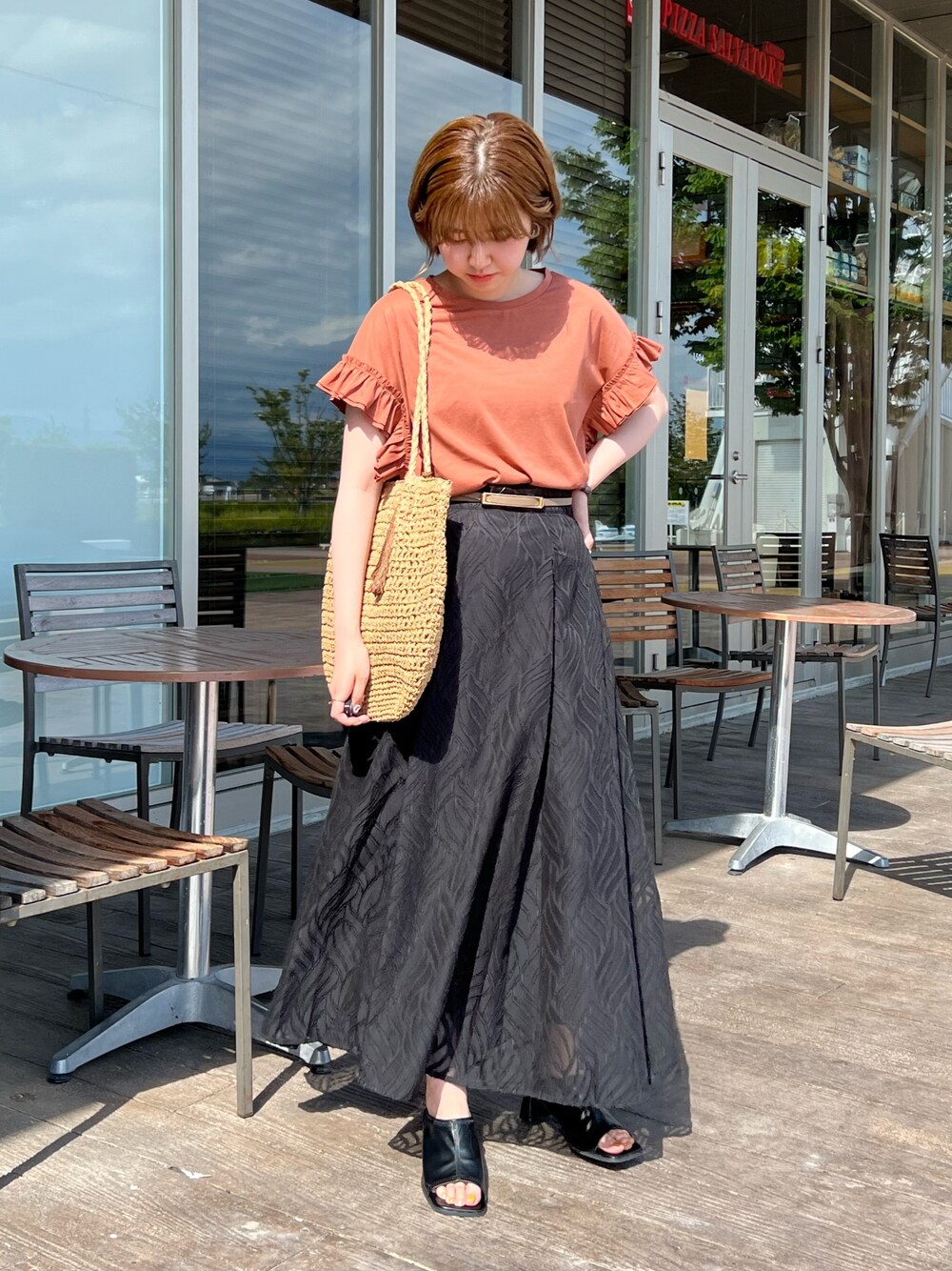 「スカート、きれいめカジュアル、休日スタイル、初夏コーデ、低身長、低身長コーデ、黒、袖フリル、サンダル」｜「Chez toiの袖フリルカットプルオーバー（Tシャツ/カットソー、オレンジ系）」を使った、manakaさん（レディース・155cm）の夏コーディネートの1枚目の写真