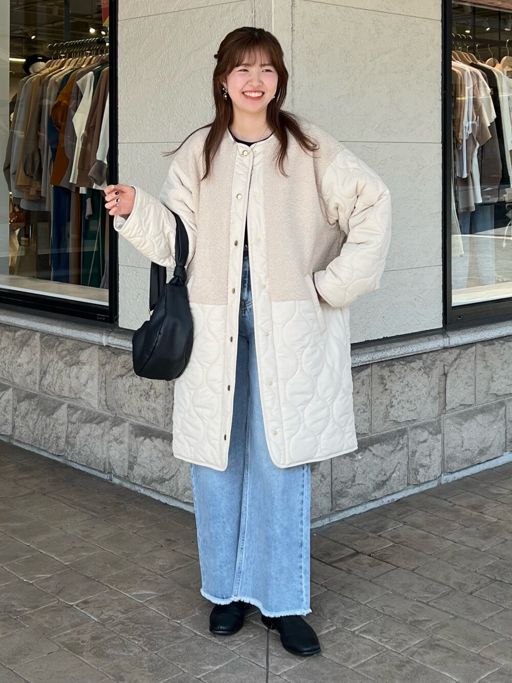 「秋っぽコーデ更新中、休日スタイル、秋コーデ、ブーツ、デニム、アウター、キルティング、ボア、骨格ストレート、カジュアルコーデ、秋冬コーデ、先取りコーデ」｜「Chez toiのボア×キルティングコート（その他アウター、ホワイト系）」を使った、manakaさん（レディース・155cm）の秋コーディネートの1枚目の写真