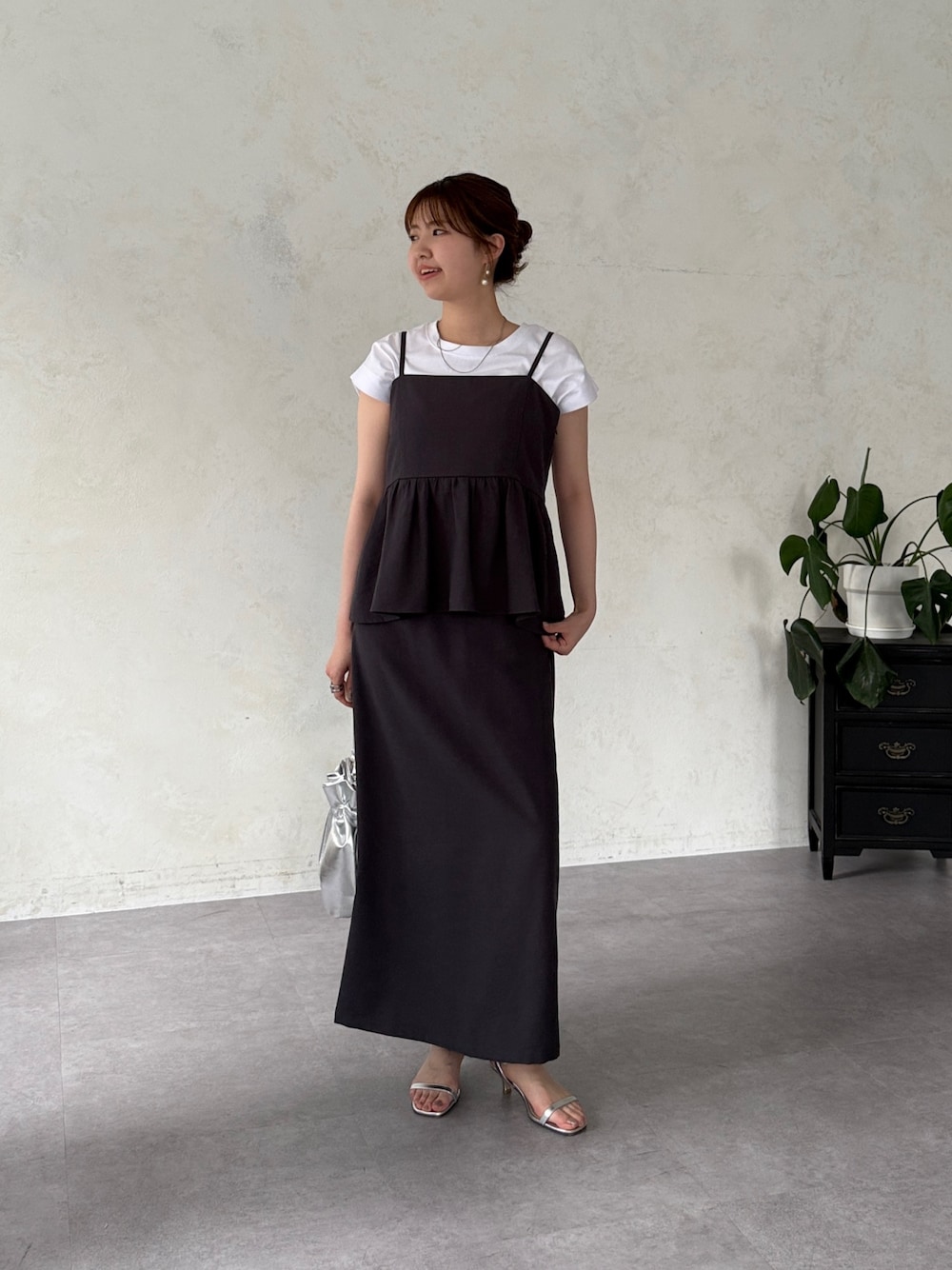 「白Tシャツ、レイヤードスタイル、休日スタイル、お出かけコーデ、低身長コーデ、リボン、ビスチェ、デートコーデ、今日のコーデ、夏服、Tシャツコーデ、グレーコーデ、セットアップ、セットアップスタイル、ビスチェコーデ」｜「Chez toiの【着回し力抜群】【大人かわいく体型カバー】キャミペプラム×タイトスカート（ワンピース、グレー系）」を使った、manakaさん（レディース・155cm）の春コーディネートの1枚目の写真