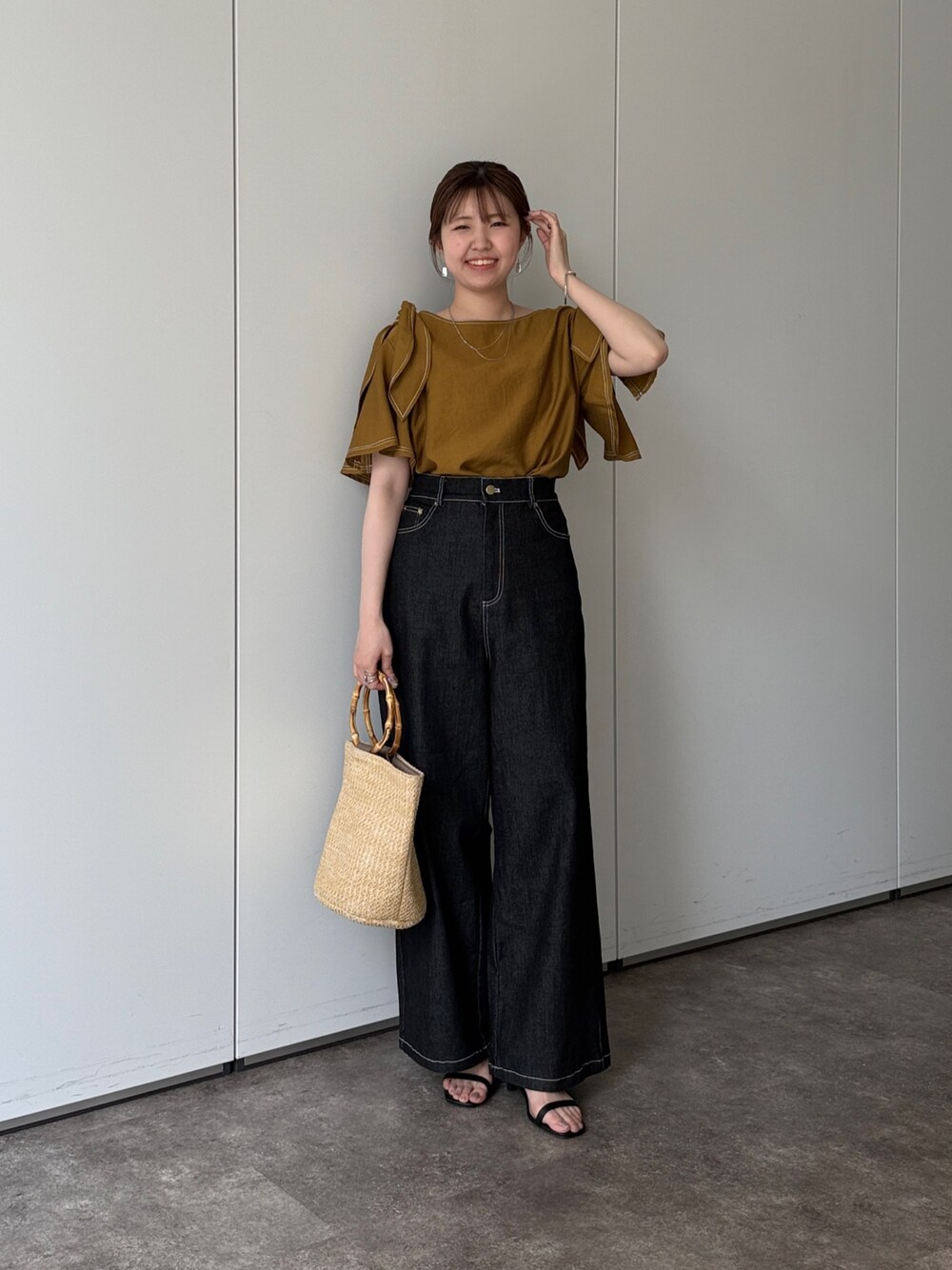 「サンダル、春夏コーデ、きれいめカジュアル、休日スタイル、デニム、お出かけコーデ、低身長コーデ、リボン、オトナカジュアル、大人ファッション、パンツスタイル、デニムコーデ、初夏コーデ、ブラウス、ブラウス×デニム」｜「Chez toiの【体の7割が足に見える】後ろギャザーデザインデニム（デニムパンツ、ブラック系）」を使った、manakaさん（レディース・155cm）の春コーディネートの1枚目の写真