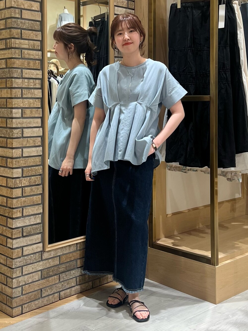 「夏コーデ、デートコーデ、サンダル、きれいめカジュアル、ぺプラムトップス、デニム、デニムスカート、デニムコーデ、ブルー、骨格ストレート、低身長コーデ、体型カバー、オトナ女子」｜「Chez toiの【マイナス3キロ見え】ウエストタックペプラムブラウス（シャツ/ブラウス、ブルー系）」を使った、manakaさん（レディース・155cm）の夏コーディネートの1枚目の写真