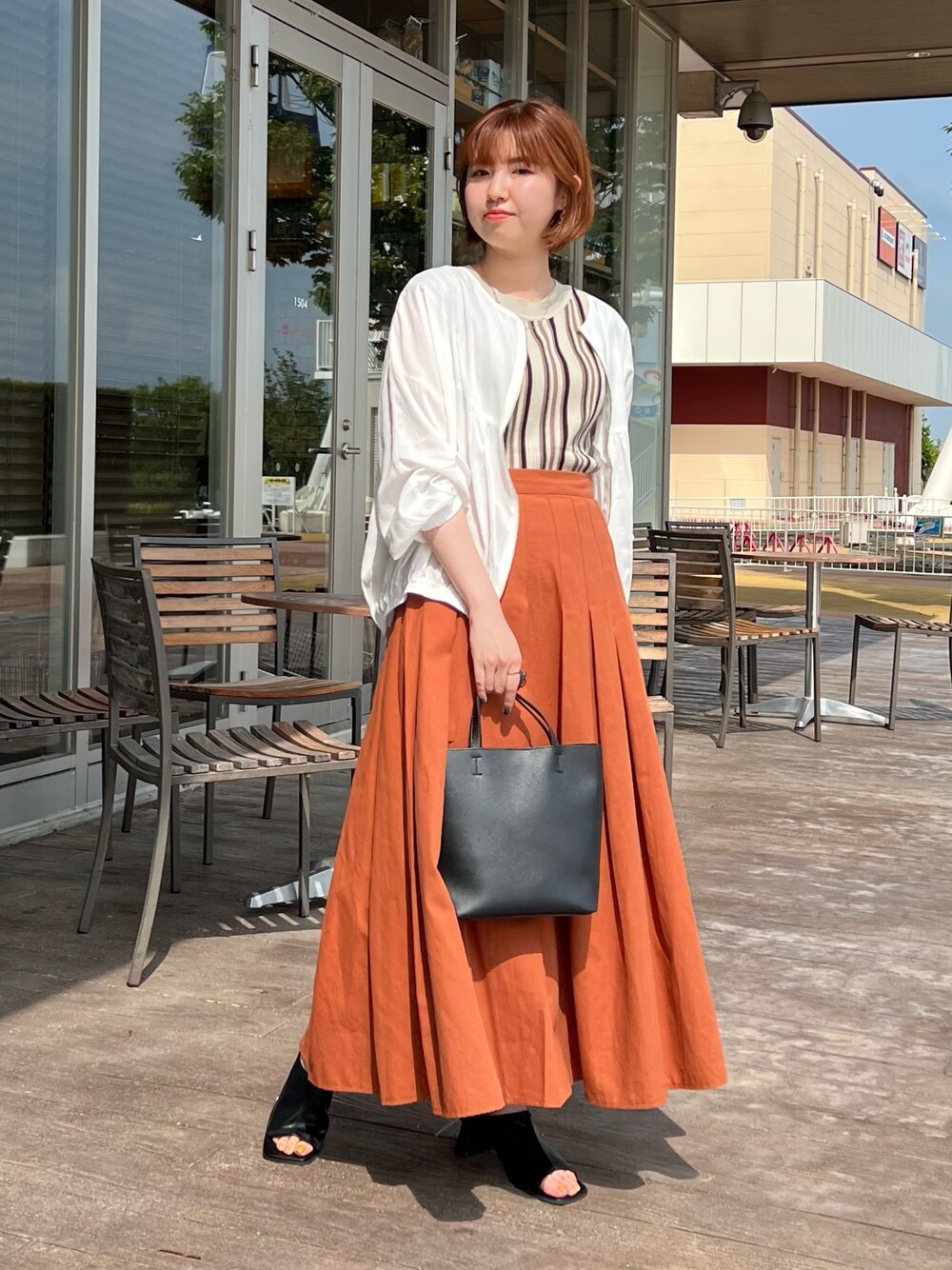 「ビタミンカラー、きれいめカジュアル、休日コーデ、ロングスカート、オレンジ、ストライプ、ブルゾン、大人カジュアル、お出かけコーデ、今日のコーデ、低身長女子」｜「Chez toiのマルチSTRノースリニットプルオーバー（ニット/セーター、ホワイト系）」を使った、manakaさん（レディース・155cm）の夏コーディネートの1枚目の写真