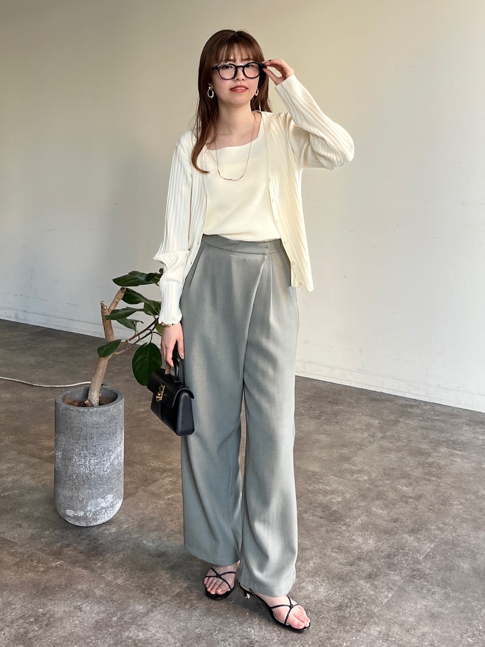 「今日のコーデ、春服、大人カジュアルコーデ、春夏コーデ、骨格ストレート、パンツスタイル、パンツ、セットアイテム」｜「Chez toiのVネックリブカーディガン×タンクSET（ニット/セーター、ホワイト系）」を使った、manakaさん（骨格ストレート・レディース・155cm）の春コーディネートの1枚目の写真