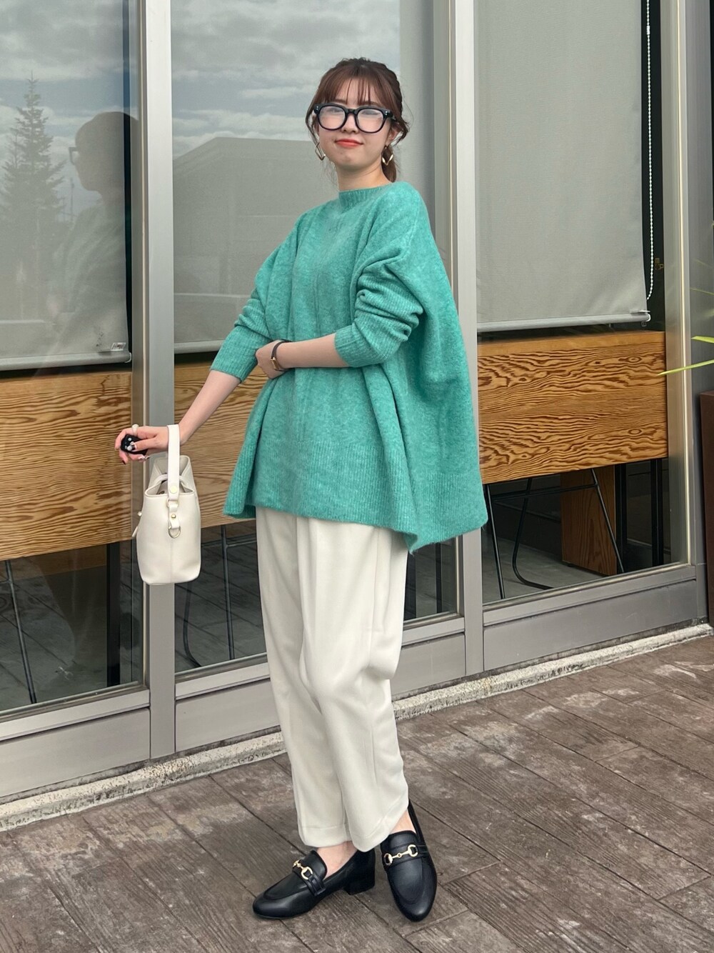 「ファッションを楽しもう、お出かけコーデ、きれいめカジュアル、ローファー、ニット、パンツコーデ、カラーニット、メガネ女子、低身長コーデ、ゆるコーデ、冬コーデ、グリーン、白パンツ」｜「Chez toiのヤク混ドルマンプルオーバー（ニット/セーター、グリーン系）」を使った、manakaさん（レディース・155cm）の秋コーディネートの1枚目の写真