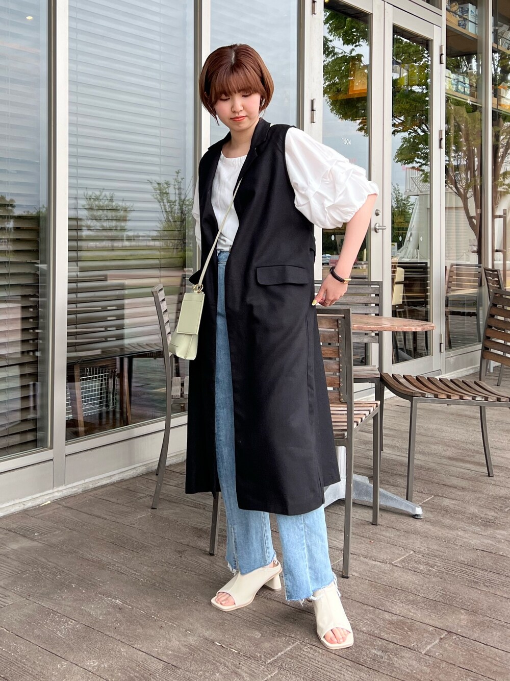 「大人カジュアル、ジレ、ホイップスリーブ、低身長コーデ、低身長女子、アウトレット、シェトワ(Chez toi)、ショルダーバッグ」｜「Chez toiのホイップスリーブブラウス（シャツ/ブラウス、ホワイト系）」を使った、manakaさん（レディース・155cm）の春コーディネートの1枚目の写真