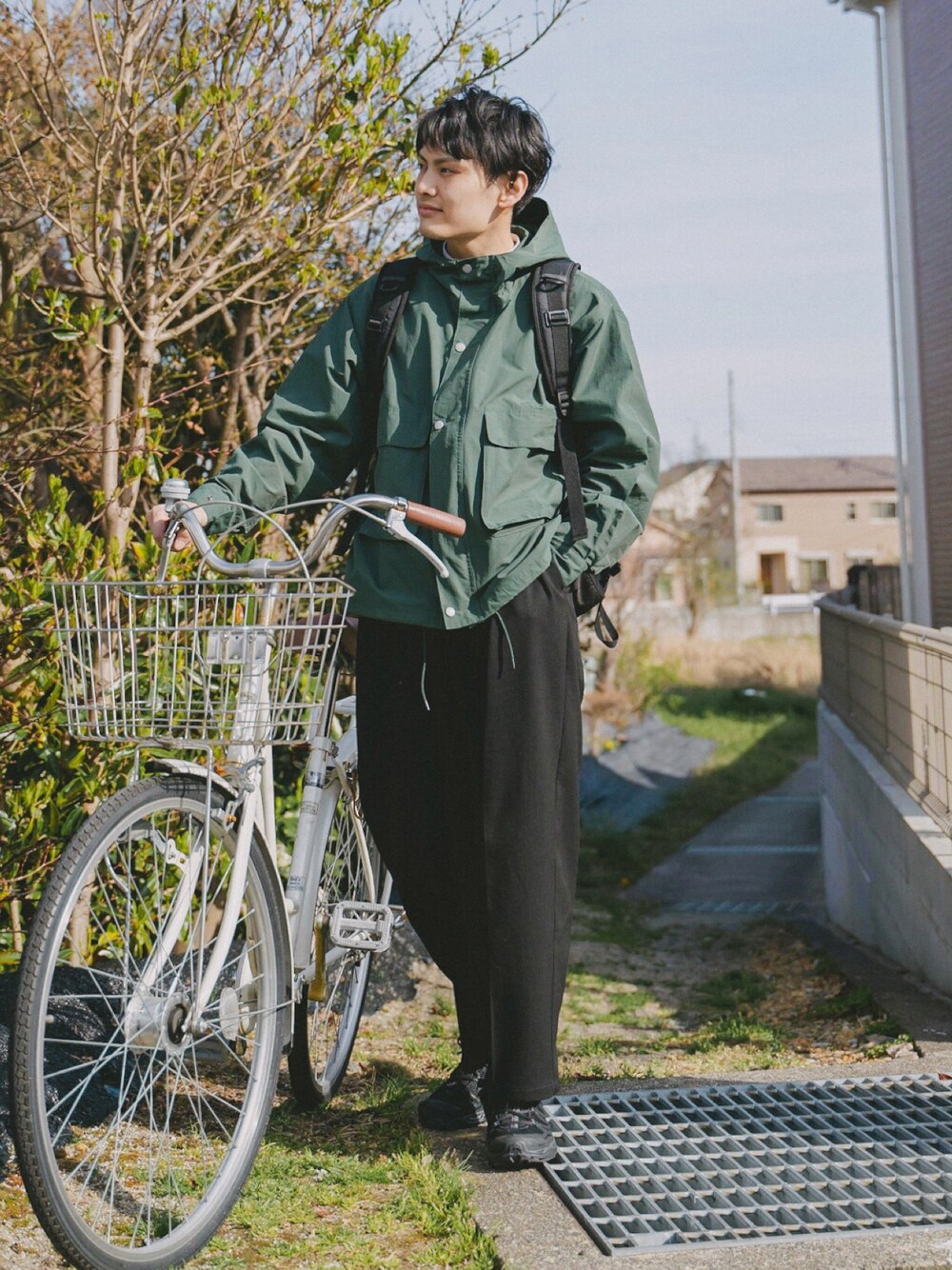 「マウンテンパーカー、スラックス、シューズ、リュック、はじめましてコーデ、春夏コーデ、カジュアルコーデ、プチプラ、グリーン、大人コーデ、春、春コーデ、ビッグシルエット、シンプル、シンプルコーデ」｜「URBAN RESEARCH DOORSの『42サイズ/WEB限定』コットンナイロンクロスカラーマウンテンパーカー（マウンテンパーカー、グリーン系）」を使った、ryujiさん（メンズ・172cm）の春コーディネートの1枚目の写真