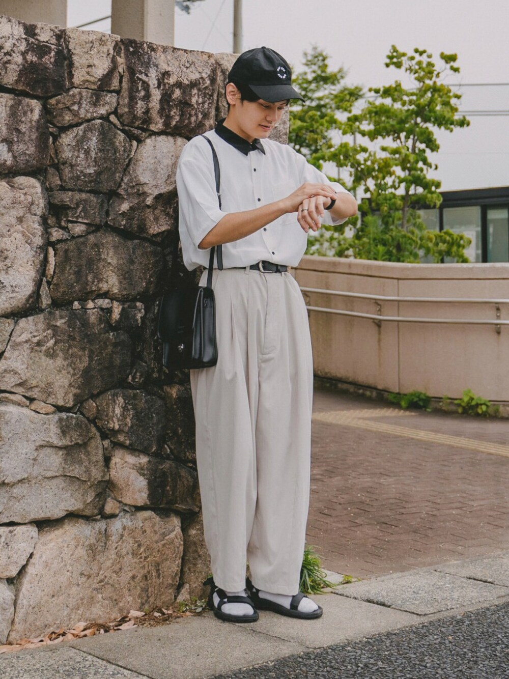 ホワイト系のシャツ/ブラウス、ホワイト系のその他パンツ、ブラック系のサンダルを着用したメンズの夏コーディネートの1枚目の写真