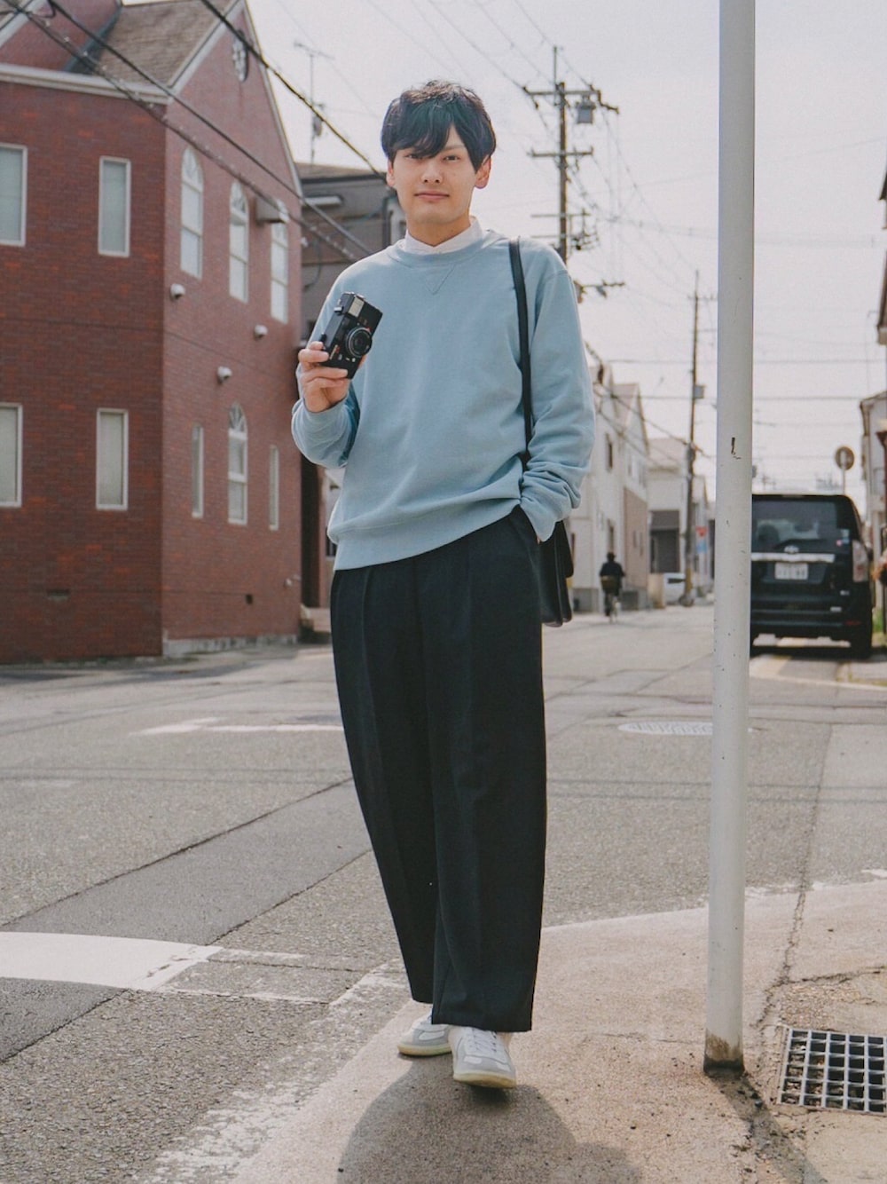 ブルー系のトップス、ホワイト系のシャツ/ブラウス、ブラック系のその他パンツを着用したメンズの春コーディネートの1枚目の写真