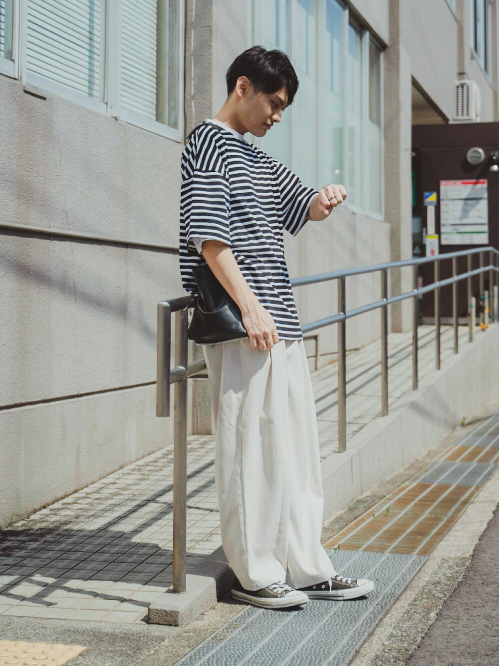 「カットソー、ボーダー、白Tシャツ、白パンツ、スニーカー、コンバース、ミニバッグ、ショルダーバッグ、レイヤードスタイル、プチプラ、春夏コーデ、モノトーン、PR、EMMA  CLOTHES、エマクローズ」｜「EMMA CLOTHESのオーバーサイズ オリジナルボーダー ワイドS/Sカットソー EMMA CLOTHES 2022SS（Tシャツ/カットソー、ブラック系）」を使った、ryujiさん（メンズ・172cm）の春コーディネートの1枚目の写真