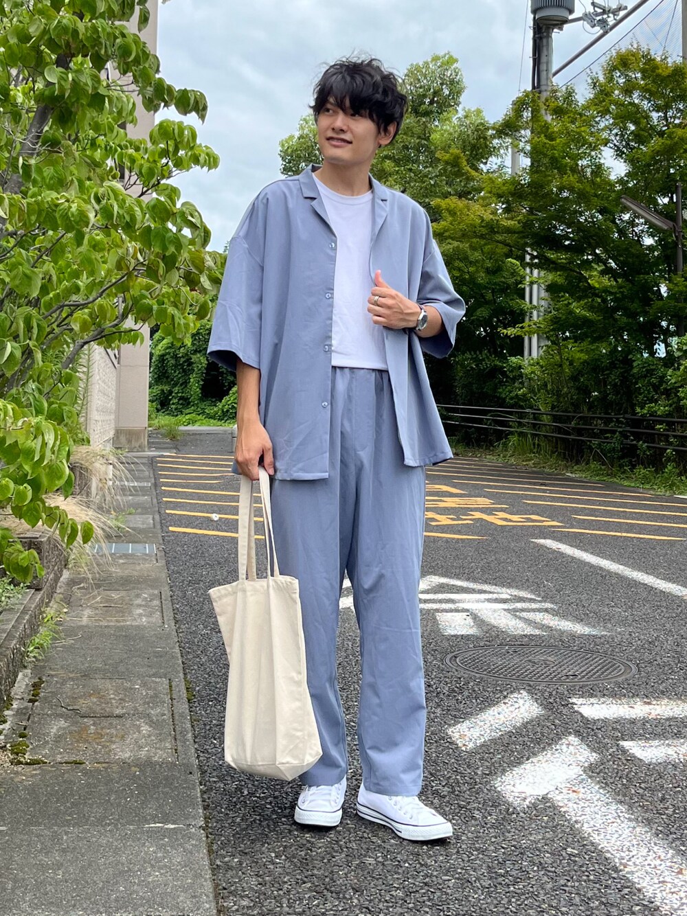 「真夏のアクティブスタイル、セットアップ、夏コーデ、シャツスタイル、カラーパンツ、イージーパンツ、タックイン、コンバース、converse、トートバッグ、カジュアルコーデ、綺麗めコーデ、オトナカジュアル、スニーカーコーデ、フォローミー」｜「RAGEBLUEの＜SET-UP/セットアップ＞オープンカラーシャツ＆イージーパンツ/265179（シャツ/ブラウス、ブルー系）」を使った、ryujiさん（メンズ・172cm）の夏コーディネートの1枚目の写真