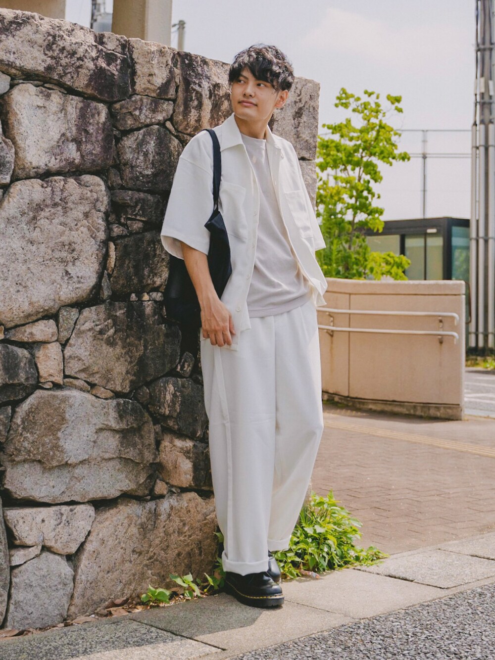 ホワイト系のシャツ/ブラウス、グレー系のトップス、ホワイト系のスラックスを着用したメンズの夏コーディネートの1枚目の写真