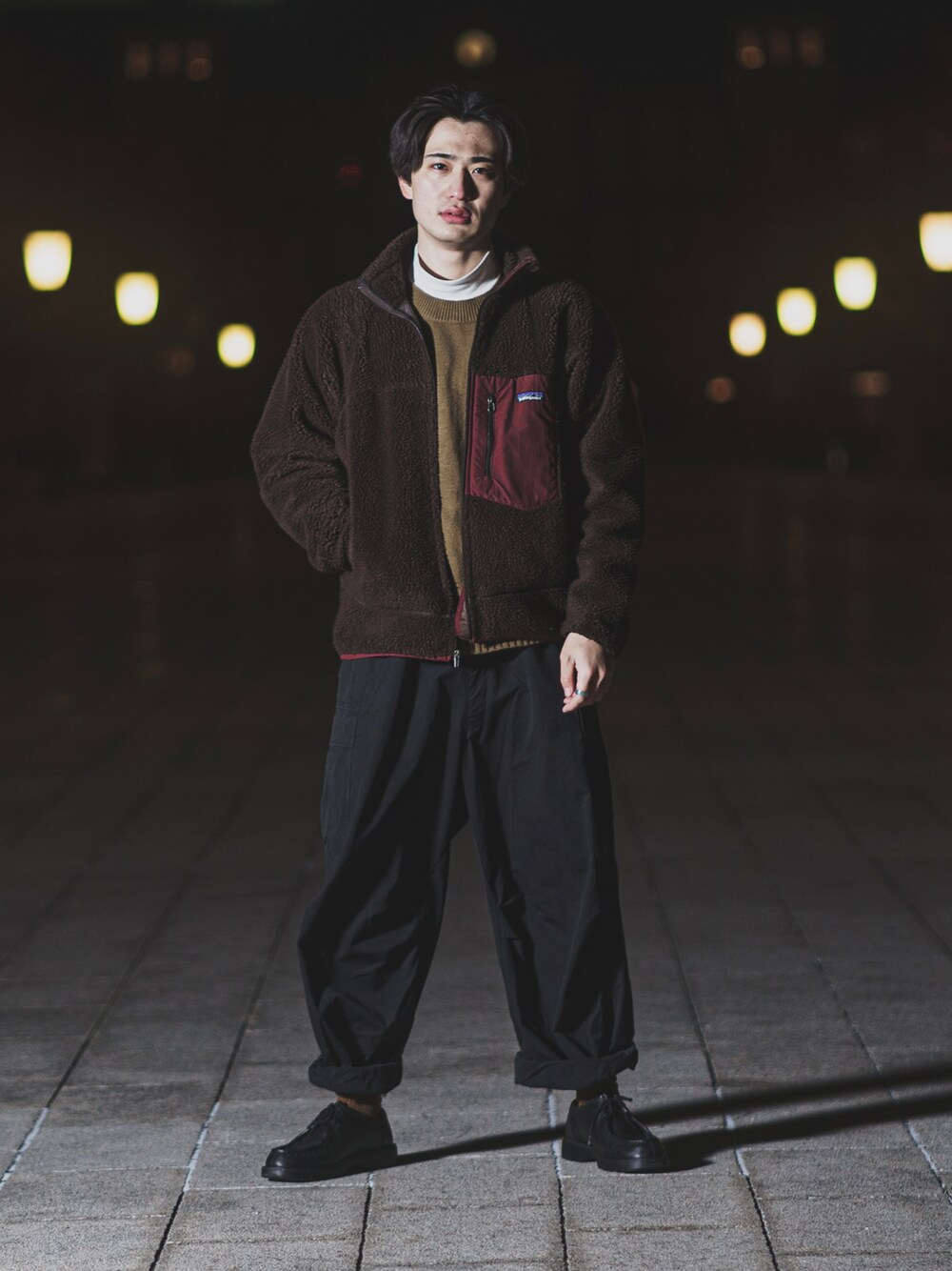 ブラック系のカーゴパンツ、ブラック系のドレスシューズ、ホワイト系のTシャツ/カットソーを着用したメンズの冬コーディネートの1枚目の写真