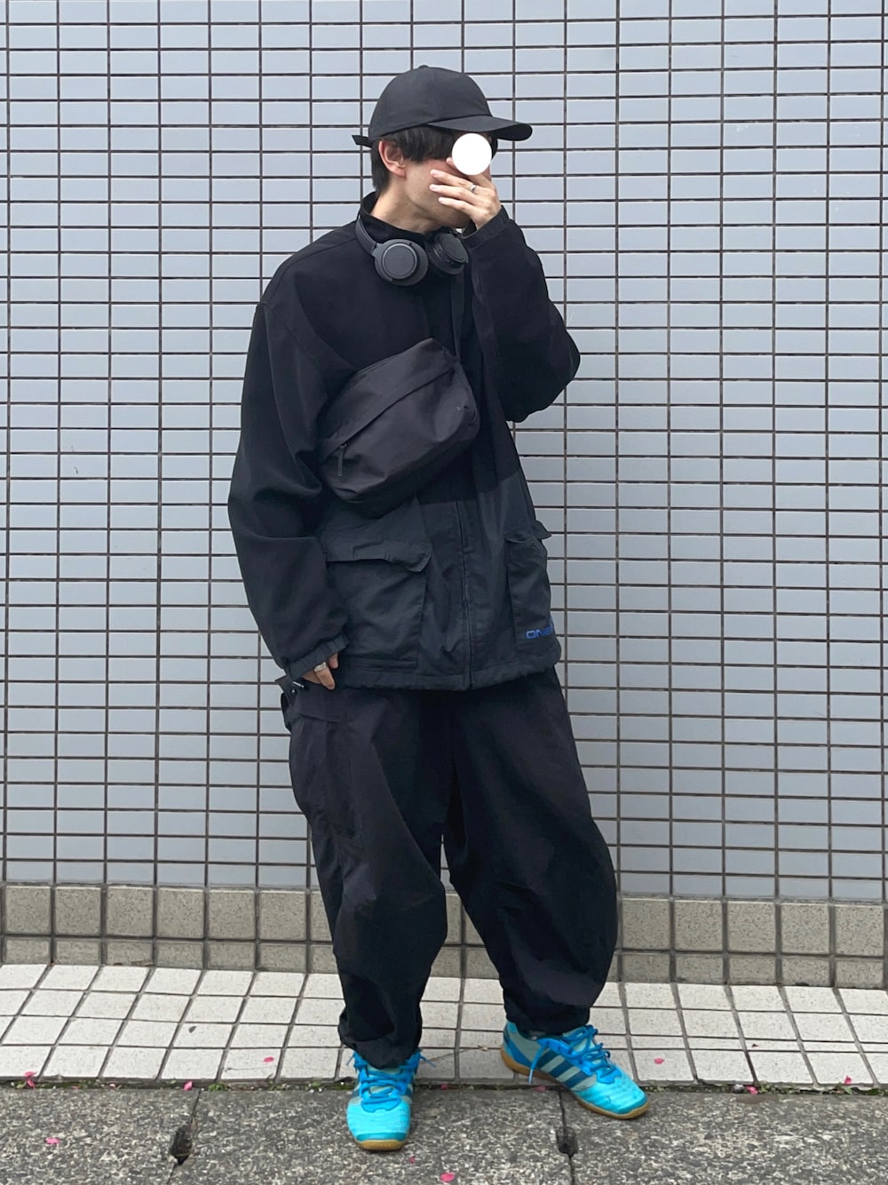 ブルー系のシューズ、ブラック系のカーゴパンツ、ブラック系のジャージを着用したメンズの春コーディネートの1枚目の写真