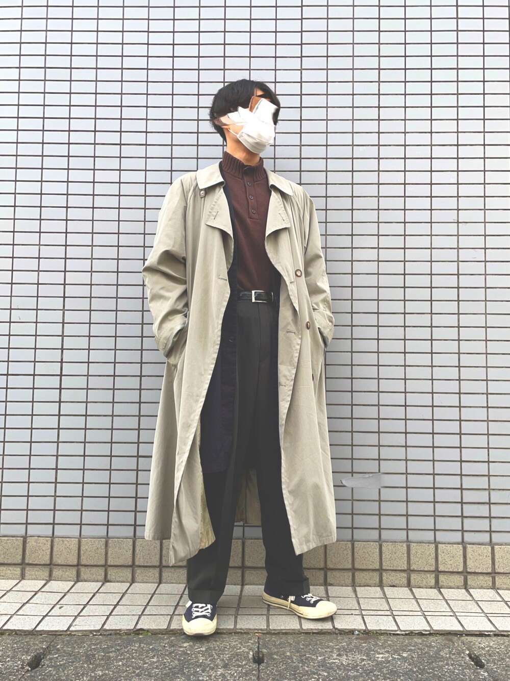 ブルー系のスニーカー、グリーン系のスラックス、ブラウン系のニット/セーターを着用したメンズの冬コーディネートの1枚目の写真