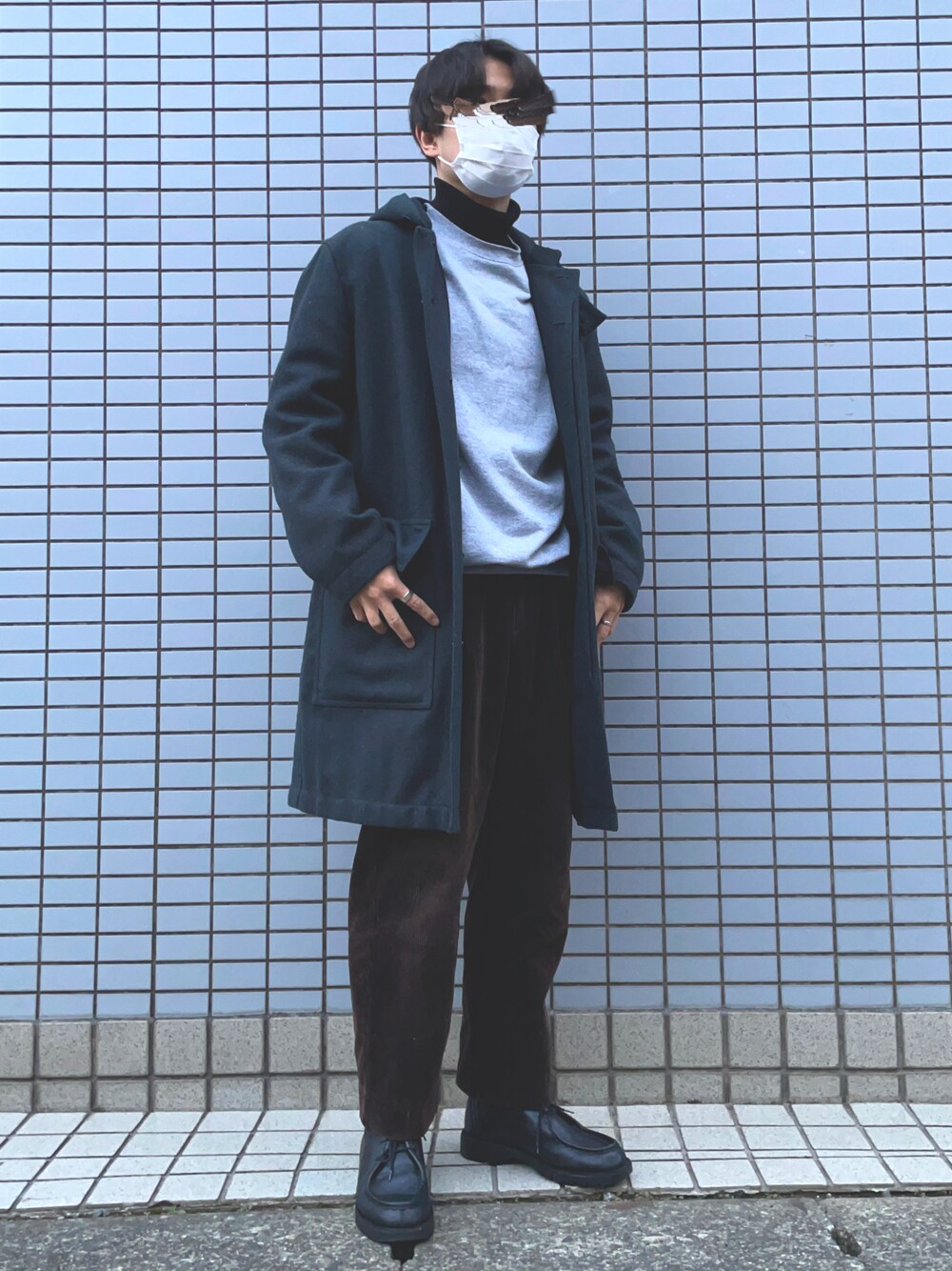 ブラック系のドレスシューズ、ブラウン系のその他パンツ、グリーン系のジャケット/アウターを着用したメンズの冬コーディネートの1枚目の写真