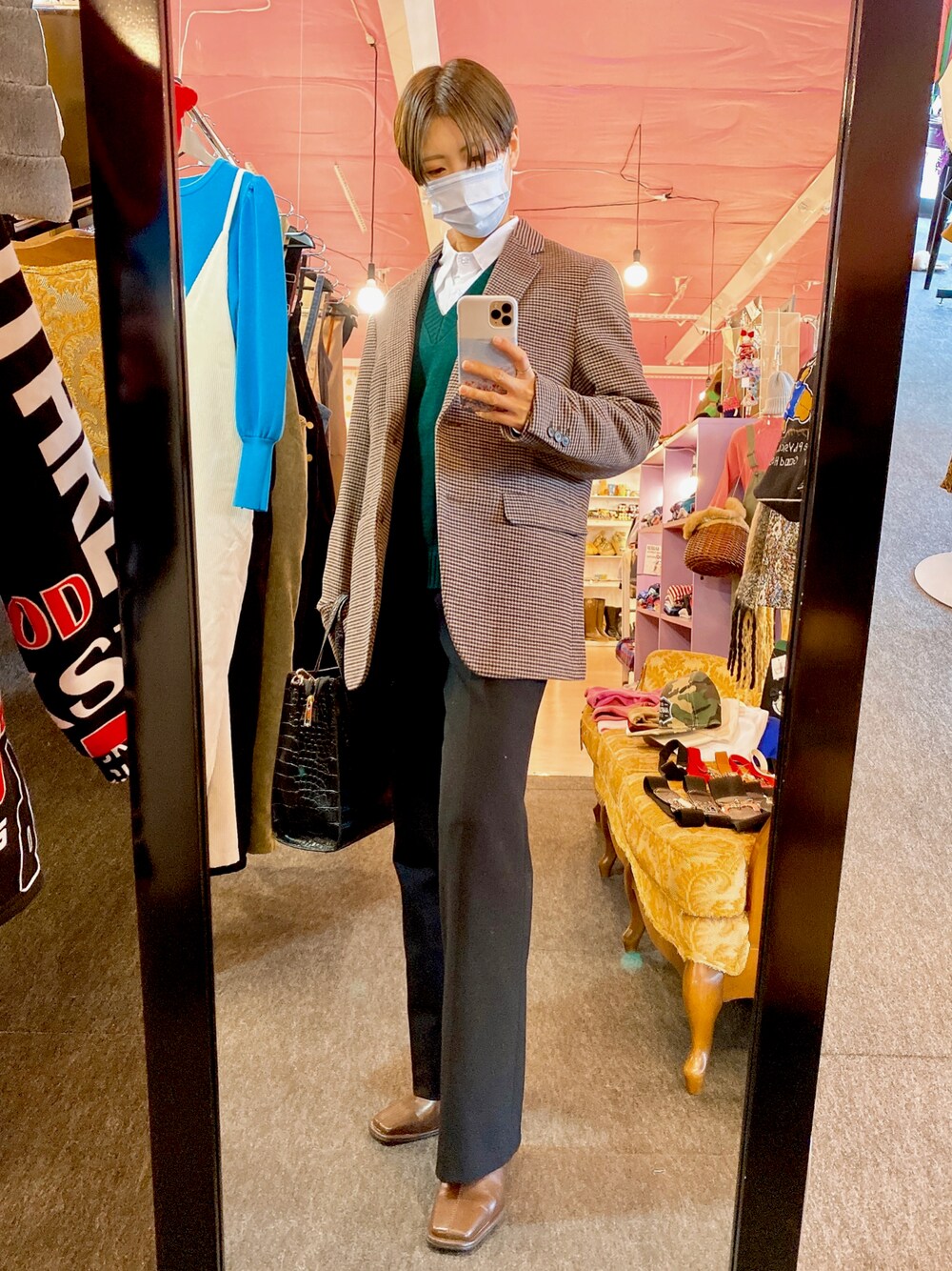 ブラウン系のジャケット/アウター、ブラック系のトートバッグを着用したレディースの冬コーディネートの1枚目の写真