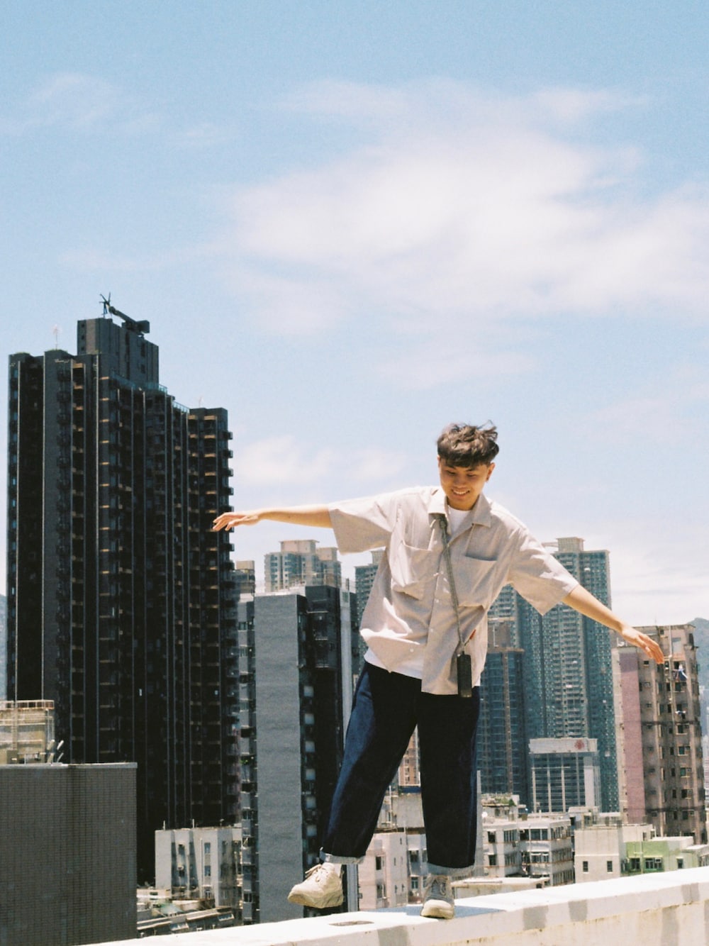 「ootd、夏、街頭穿搭、休閒、球鞋、日系極簡、oversize、牛仔褲」｜「niko and...のアイテム（シャツ/ブラウス、ベージュ系）」を使った、CURTIS さん（メンズ・174cm）の春コーディネートの1枚目の写真