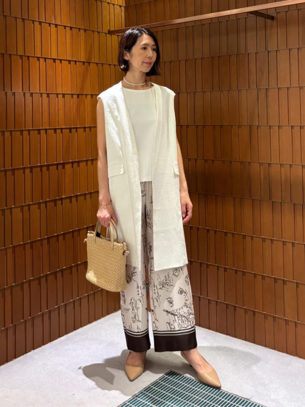 「TOMORROWLAND、TOMORROWLAND collection、トゥモローランド、DES PRÉS、ballsey、FALORNI、januka、PHILIPPE AUDIBERT、ロングジレ、リネンジレ、柄パンツ、大人カジュアル、ワントーンコーデ」｜「BALLSEYのパーフェクトポンチ オーバルネックプルオーバー（Tシャツ/カットソー、ホワイト系）」を使った、Takagi_TOMORROWLANDさん（レディース・167cm）の春コーディネートの1枚目の写真