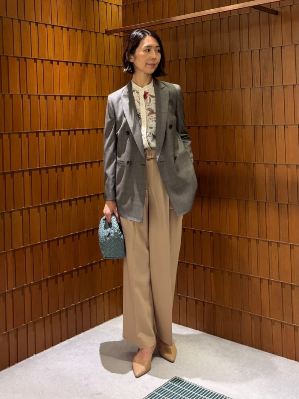 「TOMORROWLAND、TOMORROWLAND collection、トゥモローランド、FALORNI、ジャケット、チェックジャケット、ノースリーブブラウス、フラワープリント、ベルテッドパンツ、イントレチャート、オフィスカジュアル、柄ブラウス」｜「falorniのFALORNI レザー イントレチャート ショルダーバッグ（ハンドバッグ、グレー系）」を使った、Takagi_TOMORROWLANDさん（レディース・167cm）の春コーディネートの1枚目の写真