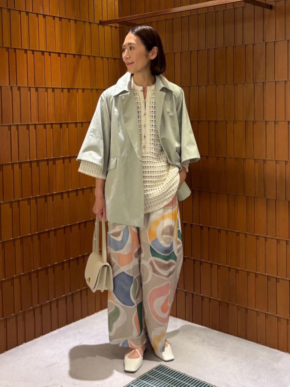 「TOMORROWLAND、トゥモローランド、ballsey、TOMORROWLAND collection、pippichic、laura lombardi、フレアスリーブ、ショートコート、透かし編みニット、透かし編み、柄パンツ、大人カジュアル」｜「Laura LombardiのLAURA LOMBARDI PINA CHAIN ネックレス（ネックレス、ゴールド系）」を使った、Takagi_TOMORROWLANDさん（レディース・167cm）の春コーディネートの1枚目の写真