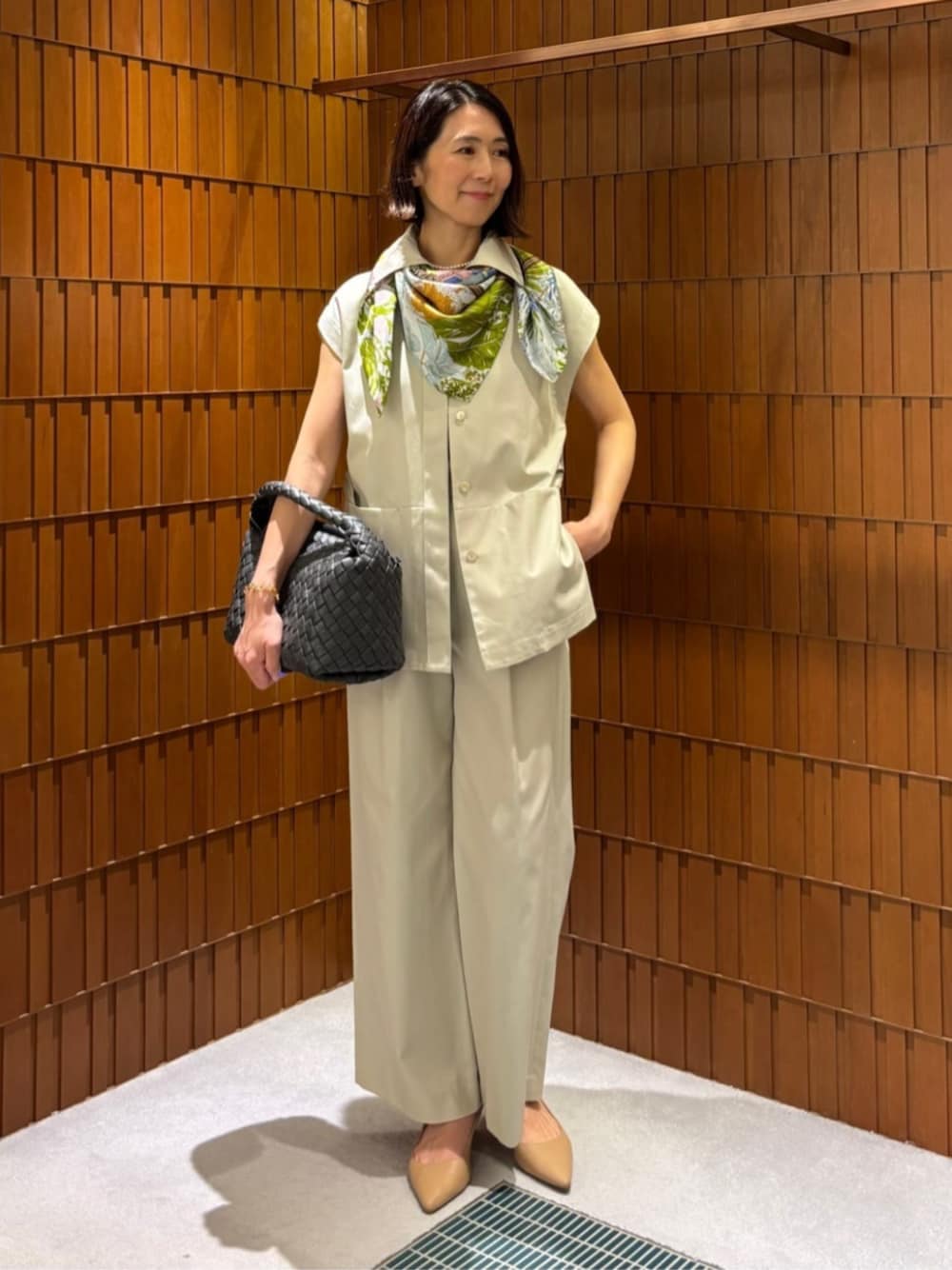 「トゥモローランド、TOMORROWLAND collection、TOMORROWLAND、ballsey、manipuri、FALORNI、januka、ジレ、ジレセットアップ、スカーフ、スカーフアレンジ、イントレチャート」｜「falorniのFALORNI レザー イントレチャート ハンドバッグ（ハンドバッグ、グレー系）」を使った、Takagi_TOMORROWLANDさん（レディース・167cm）の春コーディネートの1枚目の写真