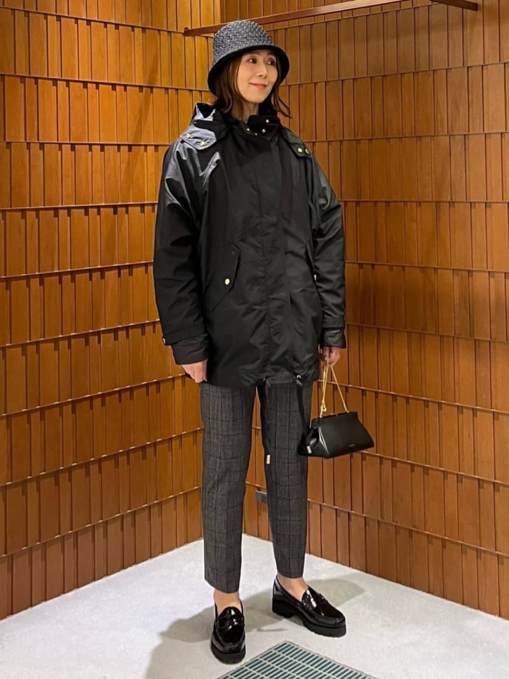 「TOMORROWLAND、トゥモローランド、WOOLRICH、MACPHEE、DES PRÉS、DeMEllier、La Maison de lyllis、G.H.BASS、別注、モッズコート、大人カジュアル、ローファー、バゲットハット」｜「DEMELLIER LONDONのDEMELLIER MINI CANNES 2-wayバッグ（ショルダーバッグ、ブラック系）」を使った、Takagi_TOMORROWLANDさん（レディース・167cm）の秋コーディネートの1枚目の写真
