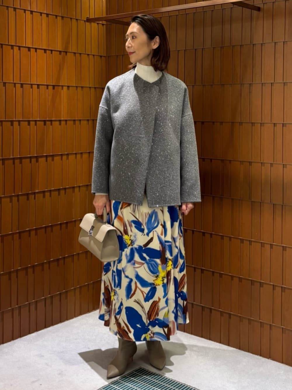 「TOMORROWLAND、トゥモローランド、ballsey、cafune、コクーンコート、ショートコート、スパンコール、フラワープリント、柄スカート、リブニット、ハイネックニット」｜「TOMORROWLAND のTOMORROWLAND ミドルブーツ（ブーツ、ベージュ系）」を使った、Takagi_TOMORROWLANDさん（レディース・167cm）の冬コーディネートの1枚目の写真