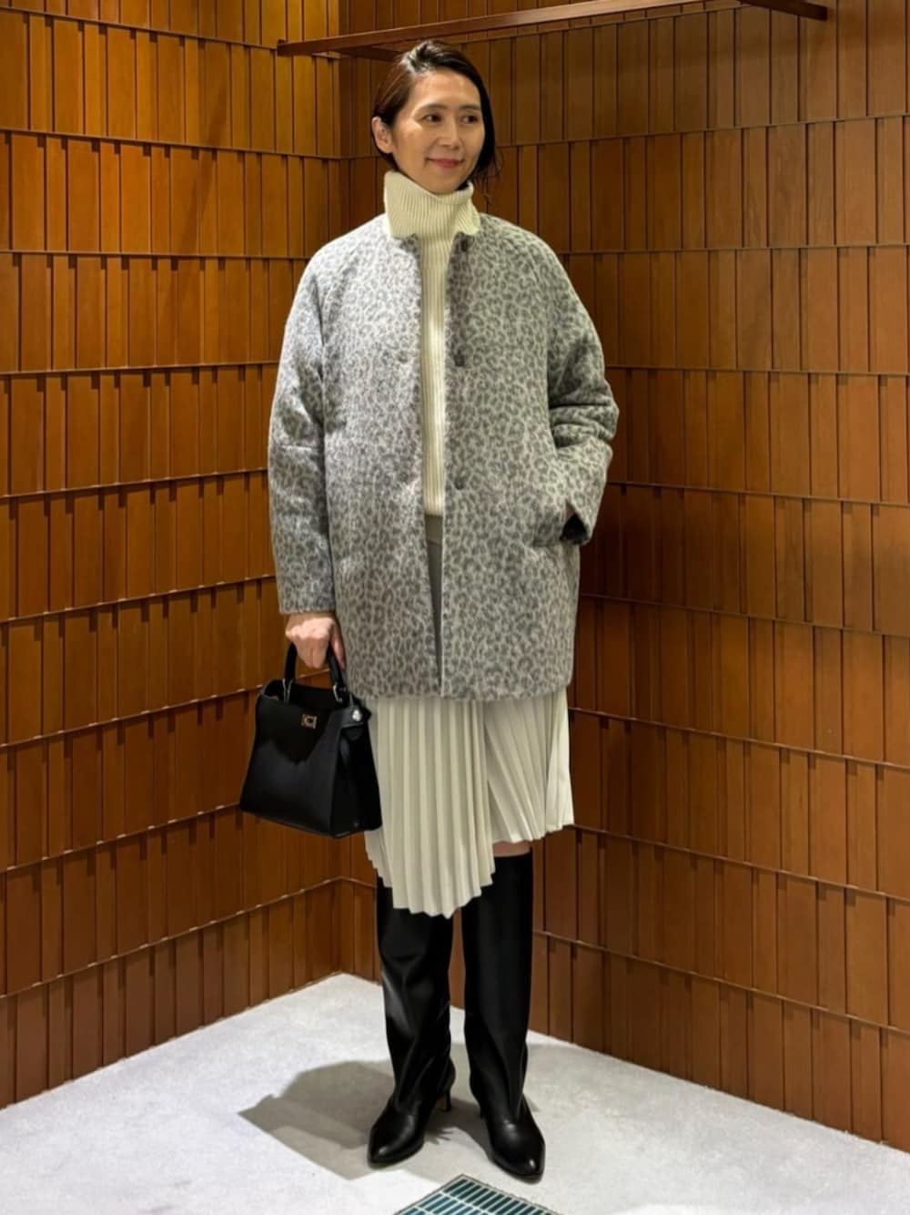 「TOMORROWLAND、トゥモローランド、TOMORROWLAND collection、ballsey、DES PRÉS、HENRI EN VARGO、MICHINO PARIS、ノーカラーコート、コクーンコート、レオパード、カシミヤニット、ハイネックニット、プリーツスカート、アシンメトリースカート」｜「HENRI EN VARGOのHENRI EN VARGO CARME ミドルブーツ（ブーツ、ブラック系）」を使った、Takagi_TOMORROWLANDさん（レディース・167cm）の秋コーディネートの1枚目の写真