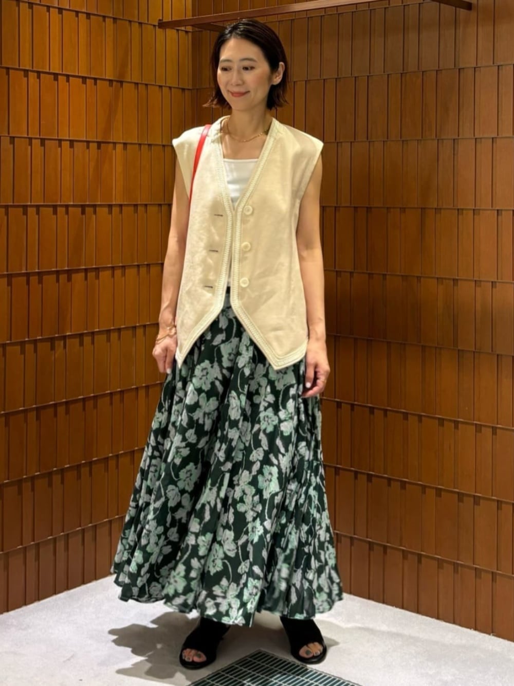 「TOMORROWLAND、トゥモローランド、DES PRÉS、ballsey、MARIHA、DeMEllier、JVAM、PHILIPPE AUDIBERT、ジレ、スクエアネック、柄スカート、フラワープリント、別注、グリーン」｜「PHILIPPE AUDIBERTのPHILIPPE AUDIBERT ENARA ゴールドネックレス（ネックレス、ゴールド系）」を使った、Takagi_TOMORROWLANDさん（レディース・167cm）の夏コーディネートの1枚目の写真
