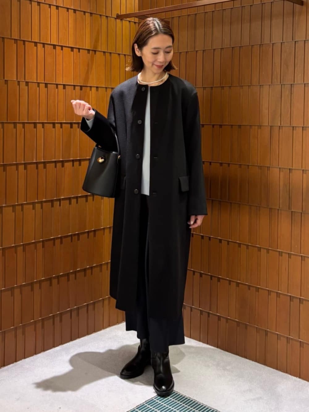 「TOMORROWLAND、トゥモローランド、GALERIE VIE、SARTORE、laura lombardi、ELIOU、ノーカラーコート、カシミヤコート、ライトブルー、マキシスカート、フレアスカート」｜「SARTOREのSARTORE バックベルトロングブーツ（ブーツ、ブラック系）」を使った、Takagi_TOMORROWLANDさん（レディース・167cm）の冬コーディネートの1枚目の写真