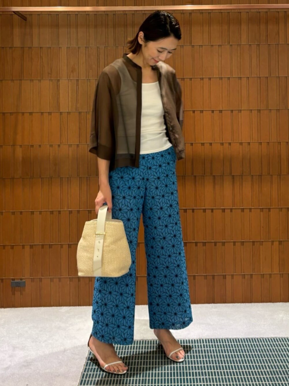 「TOMORROWLAND、トゥモローランド、ballsey、TOMORROWLAND collection、シアーシャツ、オーガンジー、エンブロイダリー、レースパンツ、ブルー、大人カジュアル」｜「TOMORROWLAND collectionのシアーオーガンジー スタンドカラーシースルーブラウス（シャツ/ブラウス、ブラウン系）」を使った、Takagi_TOMORROWLANDさん（レディース・167cm）の夏コーディネートの1枚目の写真
