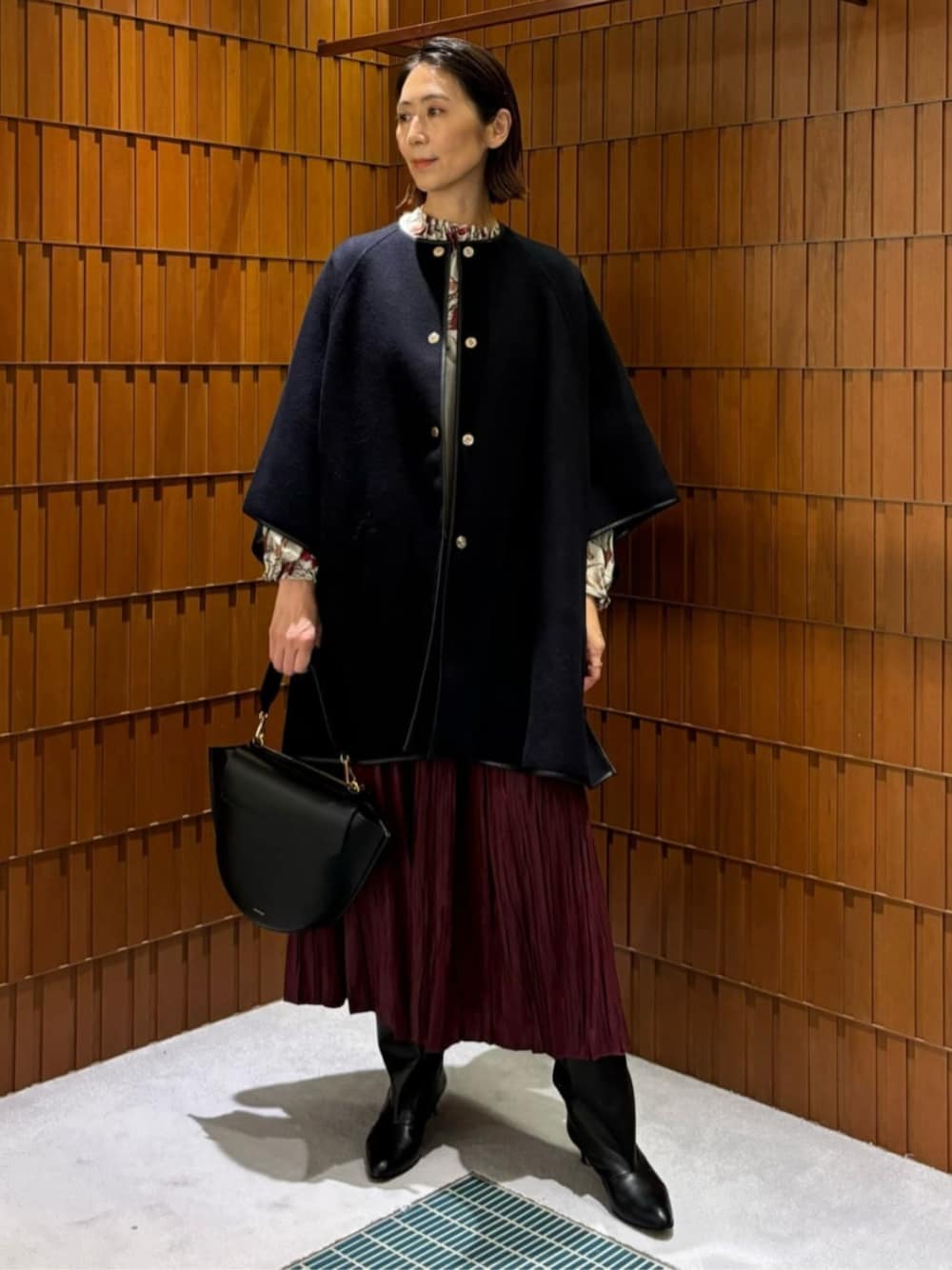 「TOMORROWLAND、トゥモローランド、MACKINTOSH LONDON、MACKINTOSH、TOMORROWLAND collection、ballsey、NEBULONIE、WANDLER、ケープコート、ポンチョ、別注、プリーツスカート、柄ブラウス」｜「NEBULONI Eの【一部別注】NEBULONI E.×TOMORROWLAND ロングブーツ（ブーツ、ブラック系）」を使った、Takagi_TOMORROWLANDさん（レディース・167cm）の夏コーディネートの1枚目の写真