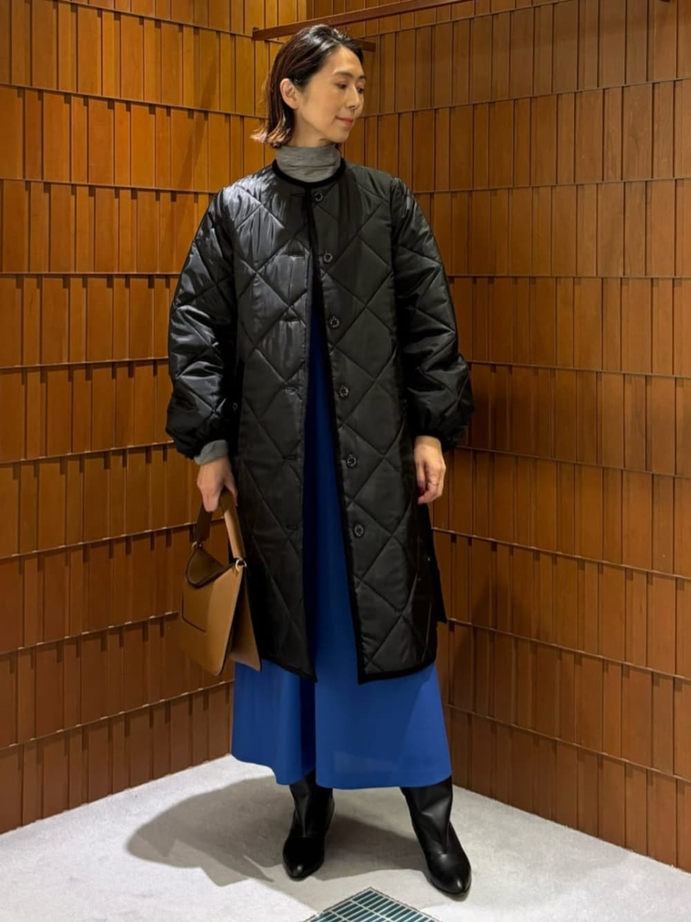 「TOMORROWLAND、トゥモローランド、MACKINTOSH LONDON、MACKINTOSH、TOMORROWLAND .B、NEBULONIE、WANDLER、別注、キルティングコート、ワンピース、フロンタブル、ブルー、大人カジュアル」｜「TOMORROWLAND .BのTOMORROWLAND .B カシミヤ タートルネックプルオーバー（ニット/セーター、グレー系）」を使った、Takagi_TOMORROWLANDさん（レディース・167cm）の夏コーディネートの1枚目の写真