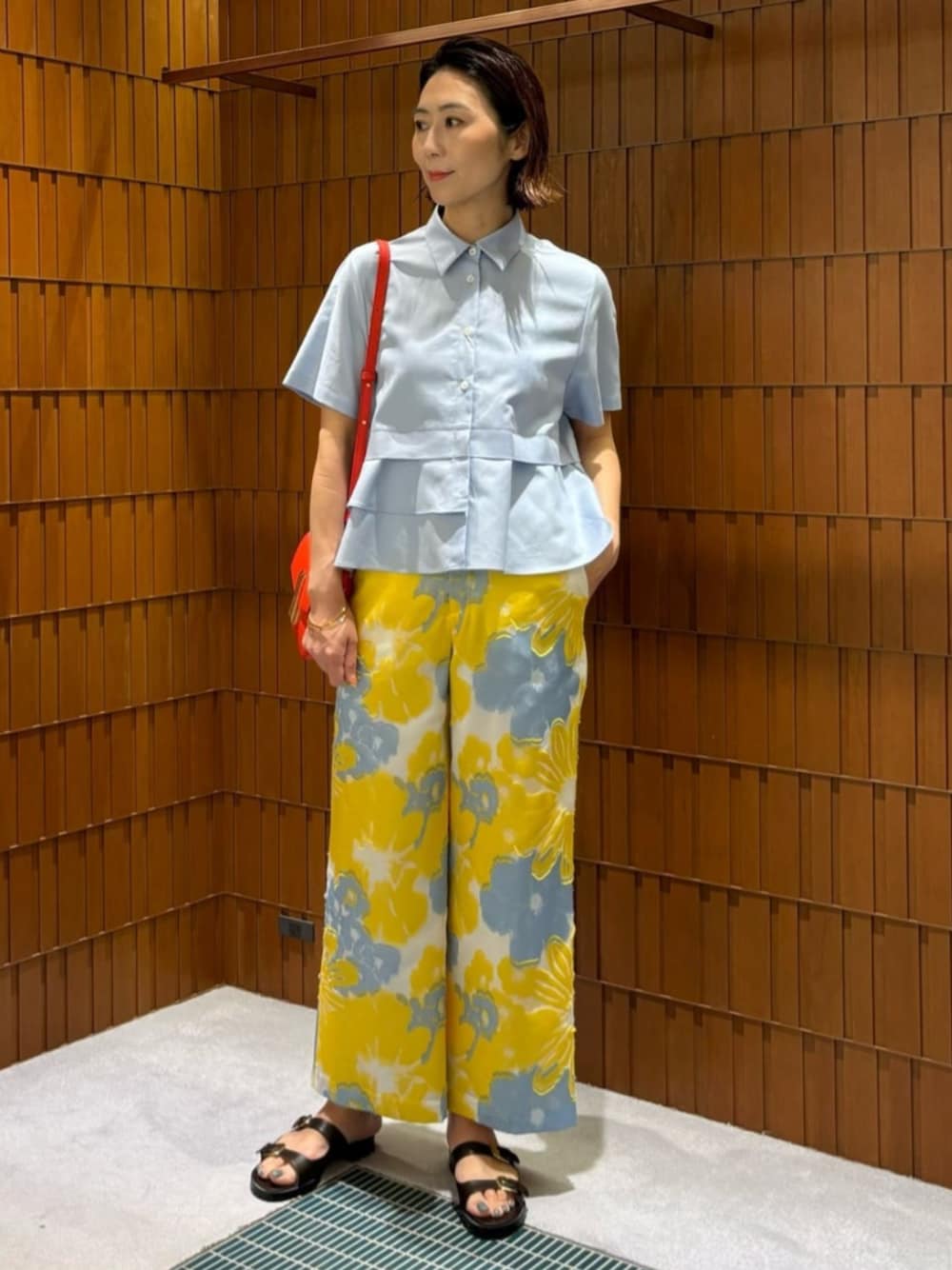 「TOMORROWLAND、トゥモローランド、caban、TOMORROWLAND collection、DeMEllier、NEBULONIE、PHILIPPE AUDIBERT、フリルブラウス、アシンメトリートップス、ジャカードパンツ、フラワーモチーフ、イエロー、大人カジュアル」｜「NEBULONI EのNEBULONI E. ツーストラップフラットサンダル（サンダル、ブラウン系）」を使った、Takagi_TOMORROWLANDさん（レディース・167cm）の夏コーディネートの1枚目の写真