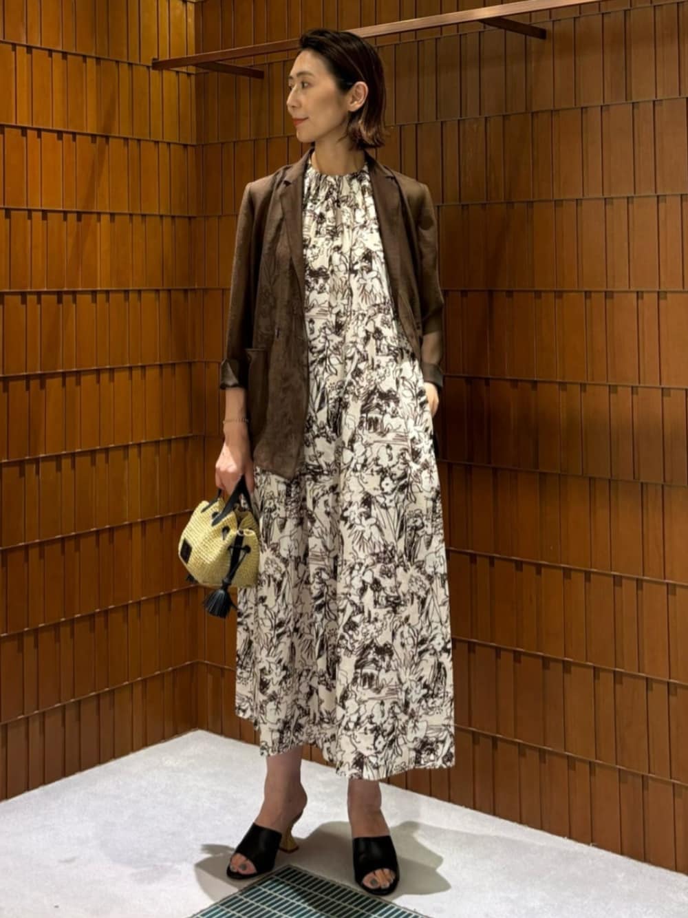 「TOMORROWLAND、トゥモローランド、TOMORROWLAND collection、Paloma Barcelo、Anya Hindmarch、PHILIPPE AUDIBERT、オーガンジージャケット、オーガンジー、シアートップス、柄ワンピース、ノースリーブワンピース、ブラウン」｜「Paloma BarceloのPALOMA BARCELO BRIGITE ラフィアヒールミュール（サンダル、ブラック系）」を使った、Takagi_TOMORROWLANDさん（レディース・167cm）の夏コーディネートの1枚目の写真
