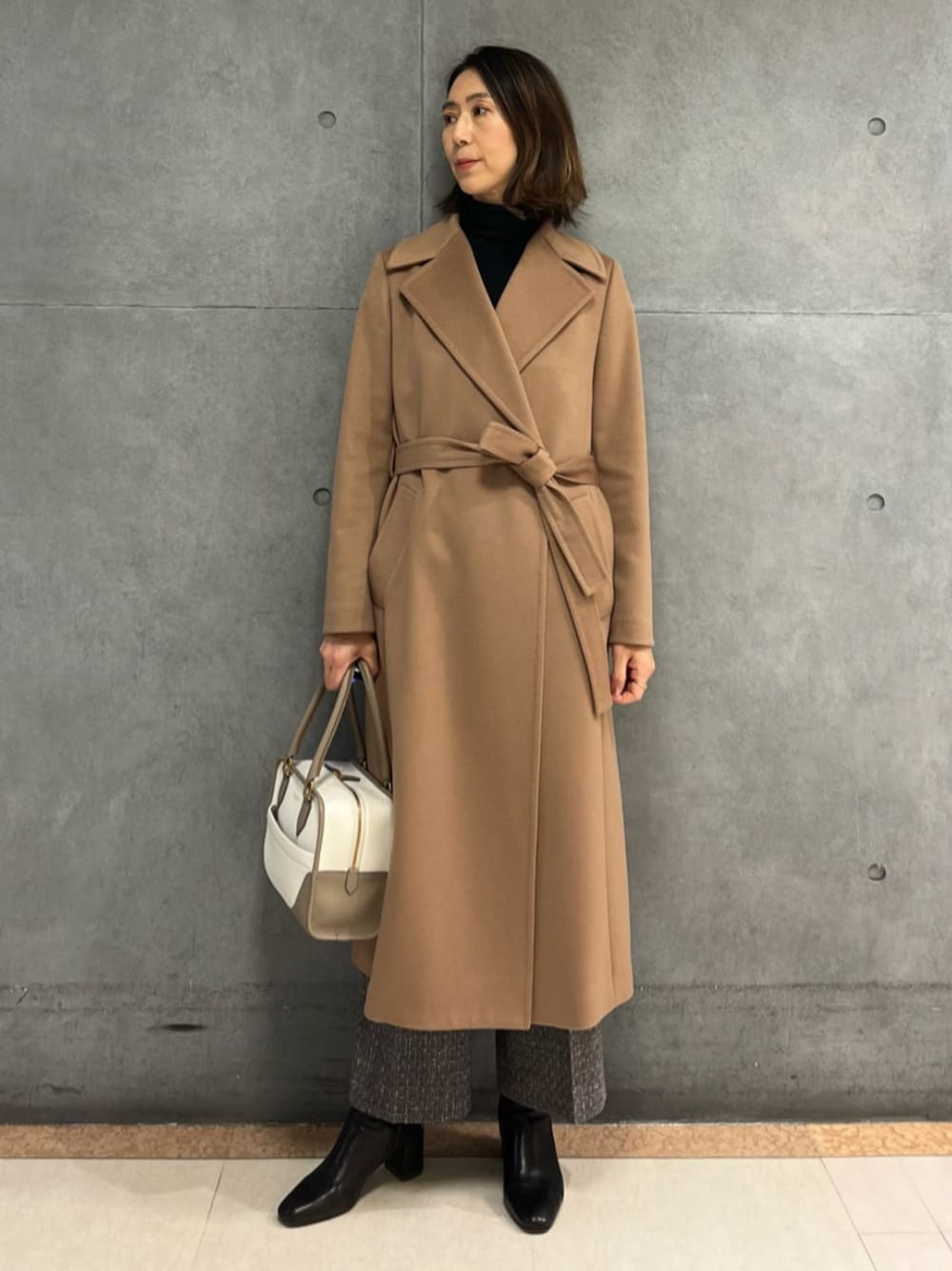 「TOMORROWLAND、トゥモローランド、TOMORROWLAND collection、J&M DAVIDSON、FABIO RUSCONI 、PHILIPPE AUDIBERT、カシミヤ、コート、キャメル、ツイードパンツ」｜「TOMORROWLAND のFABIO RUSCONI ショートブーツ（ブーツ、ブラック系）」を使った、Takagi_TOMORROWLANDさん（レディース・167cm）の秋コーディネートの1枚目の写真
