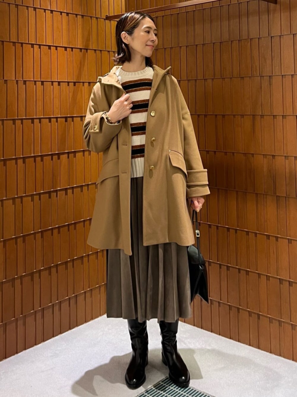「TOMORROWLAND、トゥモローランド、MACKINTOSH LONDON、MACKINTOSH、別注、MACPHEE、ballsey、WANDLER、SARTORE、PHILIPPE AUDIBERT、ボーダーニット、フェイクスエード、プリーツスカート」｜「TOMORROWLAND のPHILIPPE AUDIBERT LAYA サークルチェーン ブレスレット（ブレスレット、ゴールド系）」を使った、Takagi_TOMORROWLANDさん（レディース・167cm）の秋コーディネートの1枚目の写真