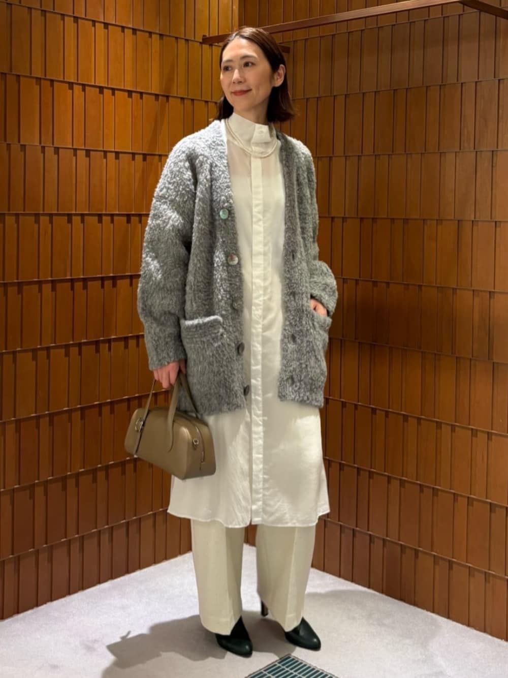 「TOMORROWLAND、トゥモローランド、GALERIE VIE、NEBULONIE、ELIOU、カーディガン、ファーニット、ロングシャツ、シャツワンピ、シャツワンピース、ワイドパンツ、パールネックレス」｜「NEBULONI EのNEBULONIE ショートブーツ（ブーツ、グリーン系）」を使った、Takagi_TOMORROWLANDさん（レディース・167cm）の冬コーディネートの1枚目の写真