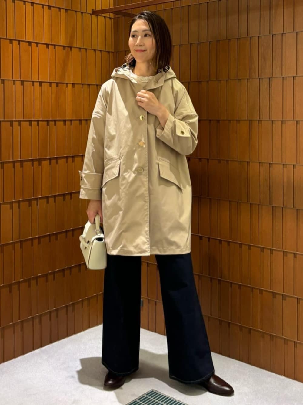 「TOMORROWLAND、トゥモローランド、MACKINTOSH LONDON、MACKINTOSH、ballsey、RED CARD、CAMINANDO、VASIC、別注、コート、デニム、パール付きトップス、パールニット、パール、大人カジュアル」｜「CAMINANDOのCAMINANDO ビットスリッポンローファー（ローファー、ブラウン系）」を使った、Takagi_TOMORROWLANDさん（レディース・167cm）の冬コーディネートの1枚目の写真