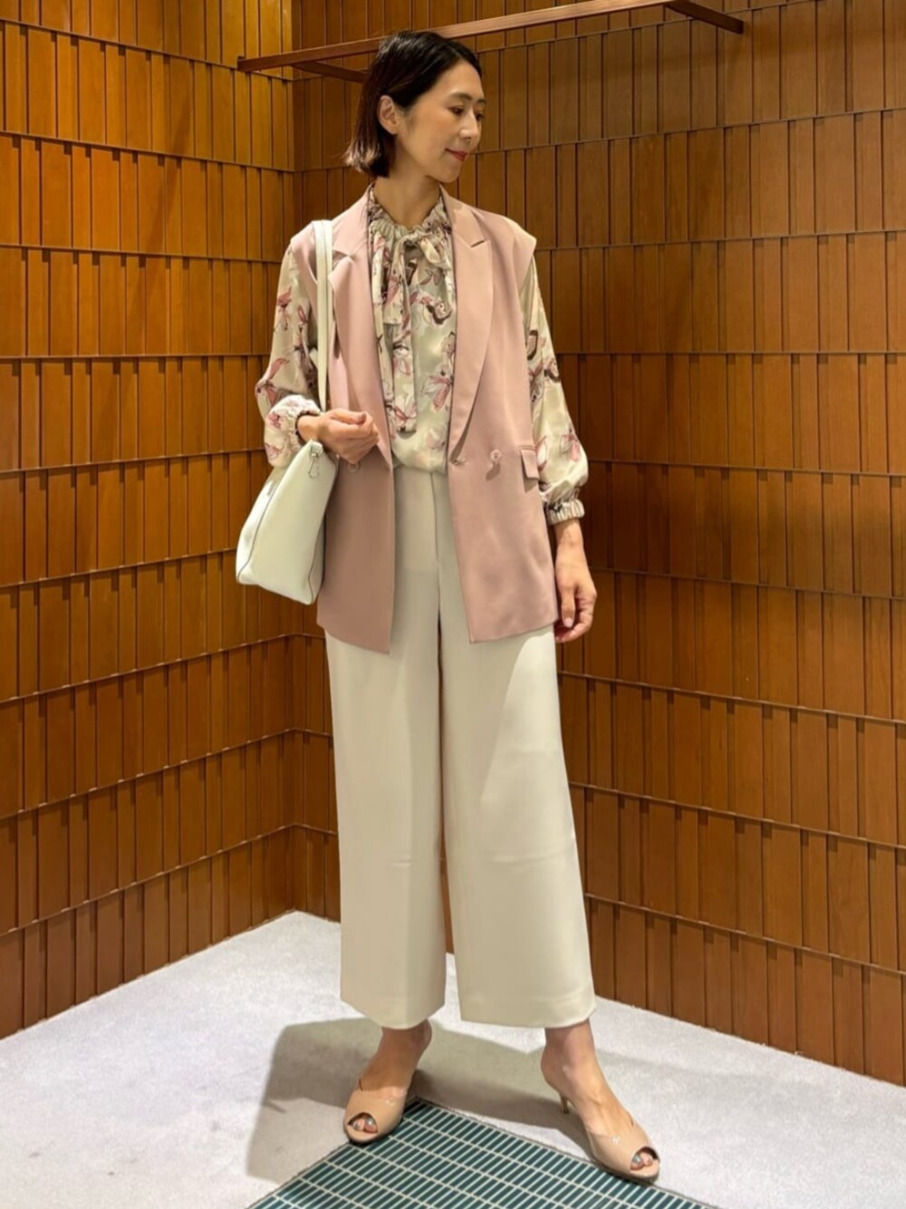 「TOMORROWLAND、トゥモローランド、TOMORROWLAND collection、ballsey、GIANNI　CHIARINI、ジレ、ボウタイブラウス、フラワープリント、ピンク、ワントーンコーデ、大人カジュアル」｜「BALLSEYのパウダリーストレッチツイル セミワイドパンツ（その他パンツ、ホワイト系）」を使った、Takagi_TOMORROWLANDさん（レディース・167cm）の春コーディネートの1枚目の写真