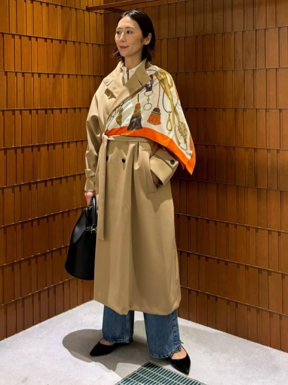 「TOMORROWLAND、トゥモローランド、TOMORROWLAND collection、RED CARD、別注、デニム、カシュクールシャツ、カシュクールブラウス、トレンチコート、スカーフ、スカーフアレンジ」｜「TOMORROWLAND collectionのカバートクロス スタンドカラーコート（トレンチコート、ベージュ系）」を使った、Takagi_TOMORROWLANDさん（レディース・167cm）の春コーディネートの1枚目の写真