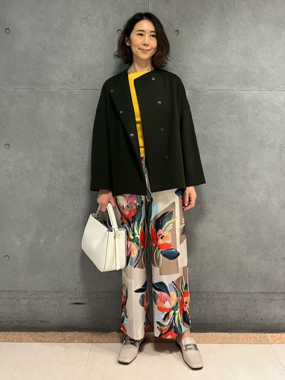「TOMORROWLAND、トゥモローランド、ballsey、pellico、ノーカラーコート、ショートコート、柄パンツ、フラワープリント、イエロー、ローファー、別注」｜「TOMORROWLAND のウールカシミヤメルトン ノーカラーショートコート（ノーカラーコート、グリーン系）」を使った、Takagi_TOMORROWLANDさん（レディース・167cm）の冬コーディネートの1枚目の写真