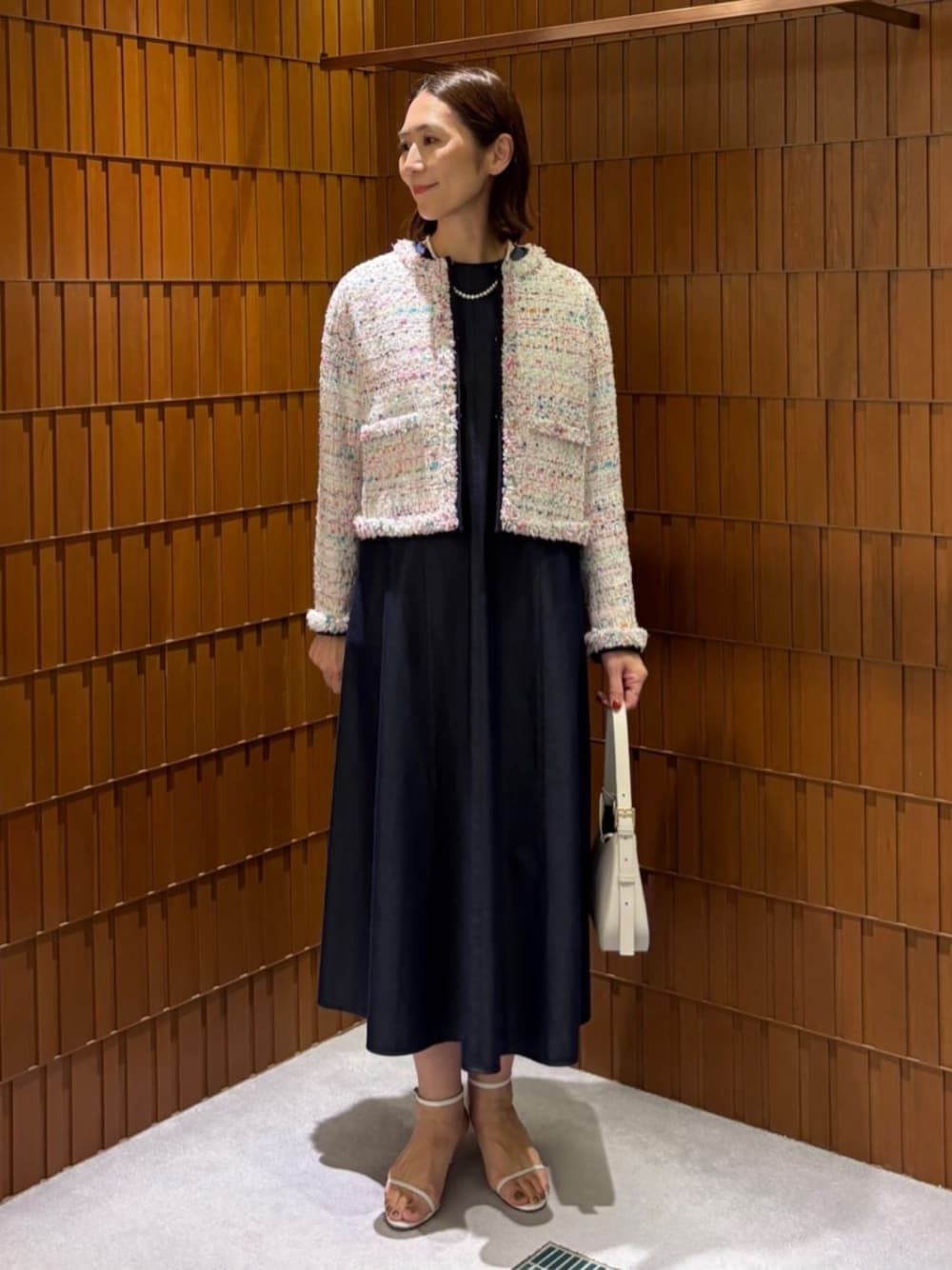 「TOMORROWLAND、トゥモローランド、TOMORROWLAND collection、manipuri、DeMEllier、ELIOU、ファンシーツイード、ツイードジャケット、ワンピース、スカーフアレンジ、別注」｜「TOMORROWLAND のeliou NUDO パールネックレス（ネックレス、ホワイト系）」を使った、Takagi_TOMORROWLANDさん（レディース・167cm）の春コーディネートの1枚目の写真